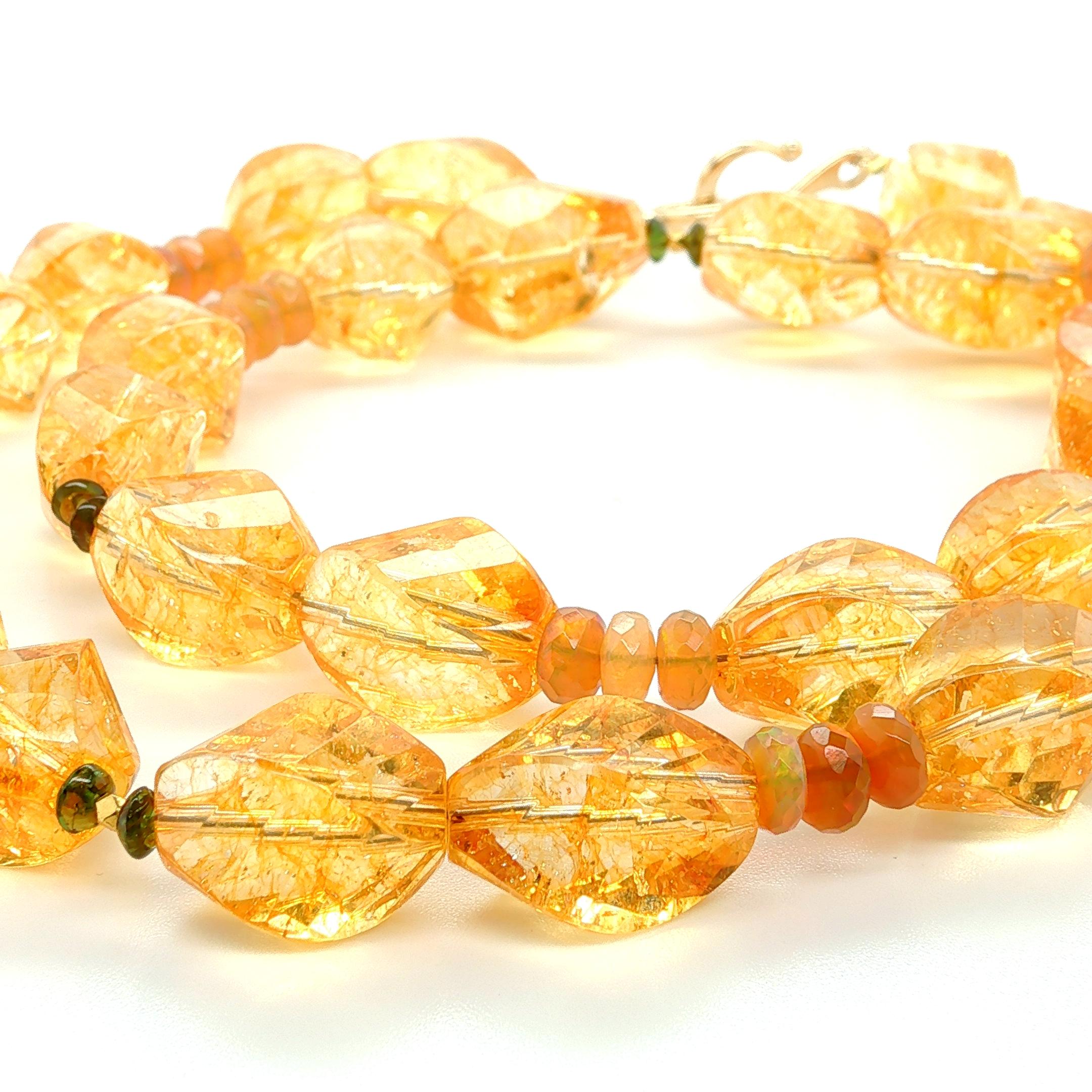 Artigiano Collana con perline di citrino sfaccettato, opale di fuoco e diopside di cromo con accenti d'oro in vendita