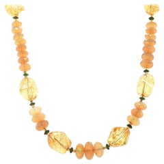 Collar de cuentas de citrino facetado, ópalo de fuego y diópsido cromado con detalles dorados