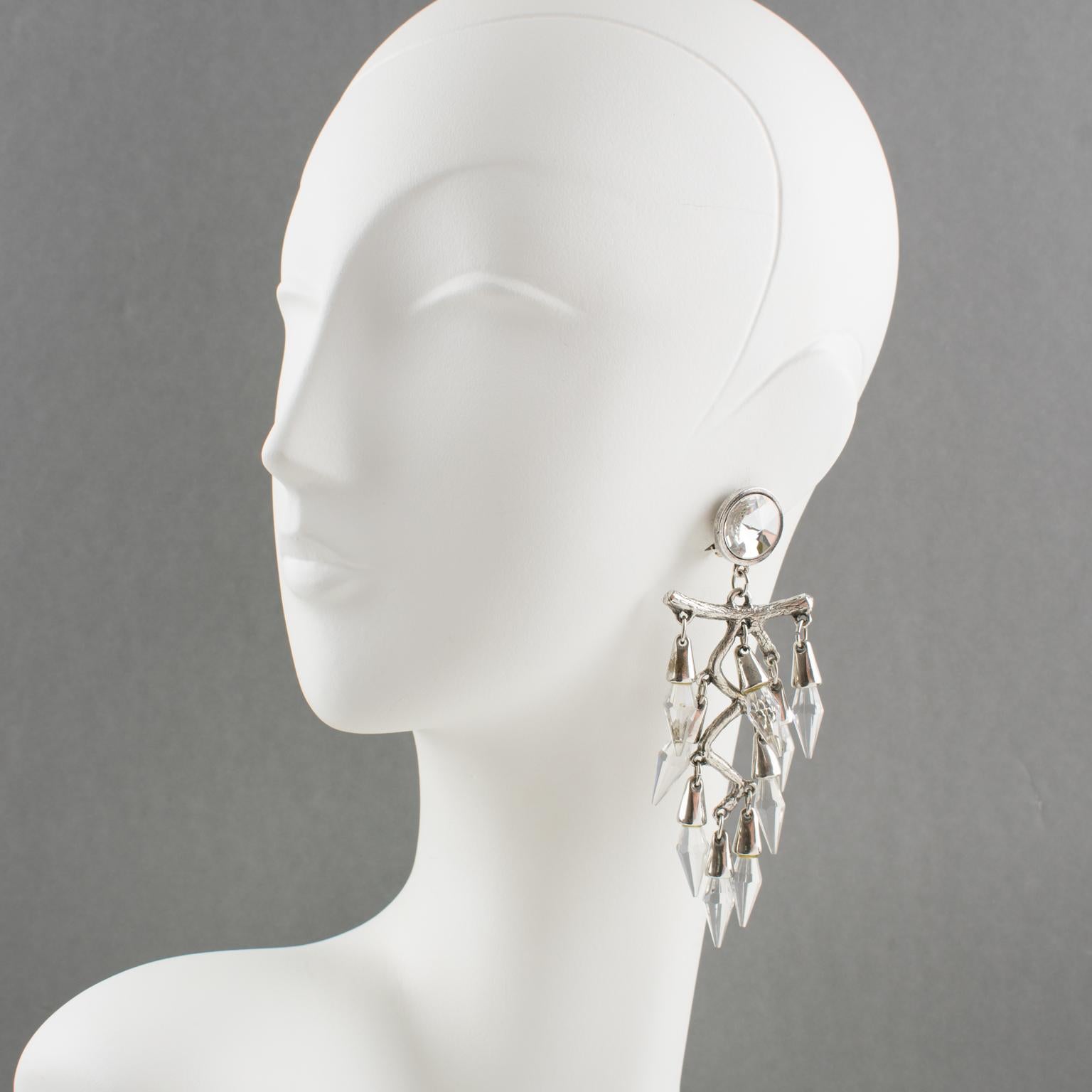 Moderniste Boucles d'oreilles Chandelier en plaqué Silver avec gouttes de cristal facettées en vente