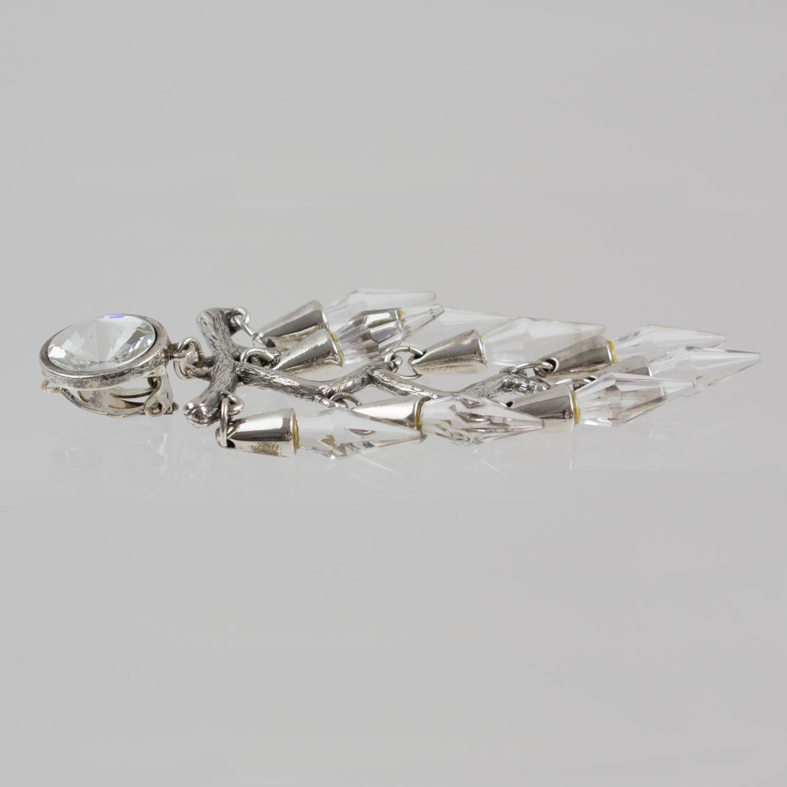 Boucles d'oreilles Chandelier en plaqué Silver avec gouttes de cristal facettées Unisexe en vente