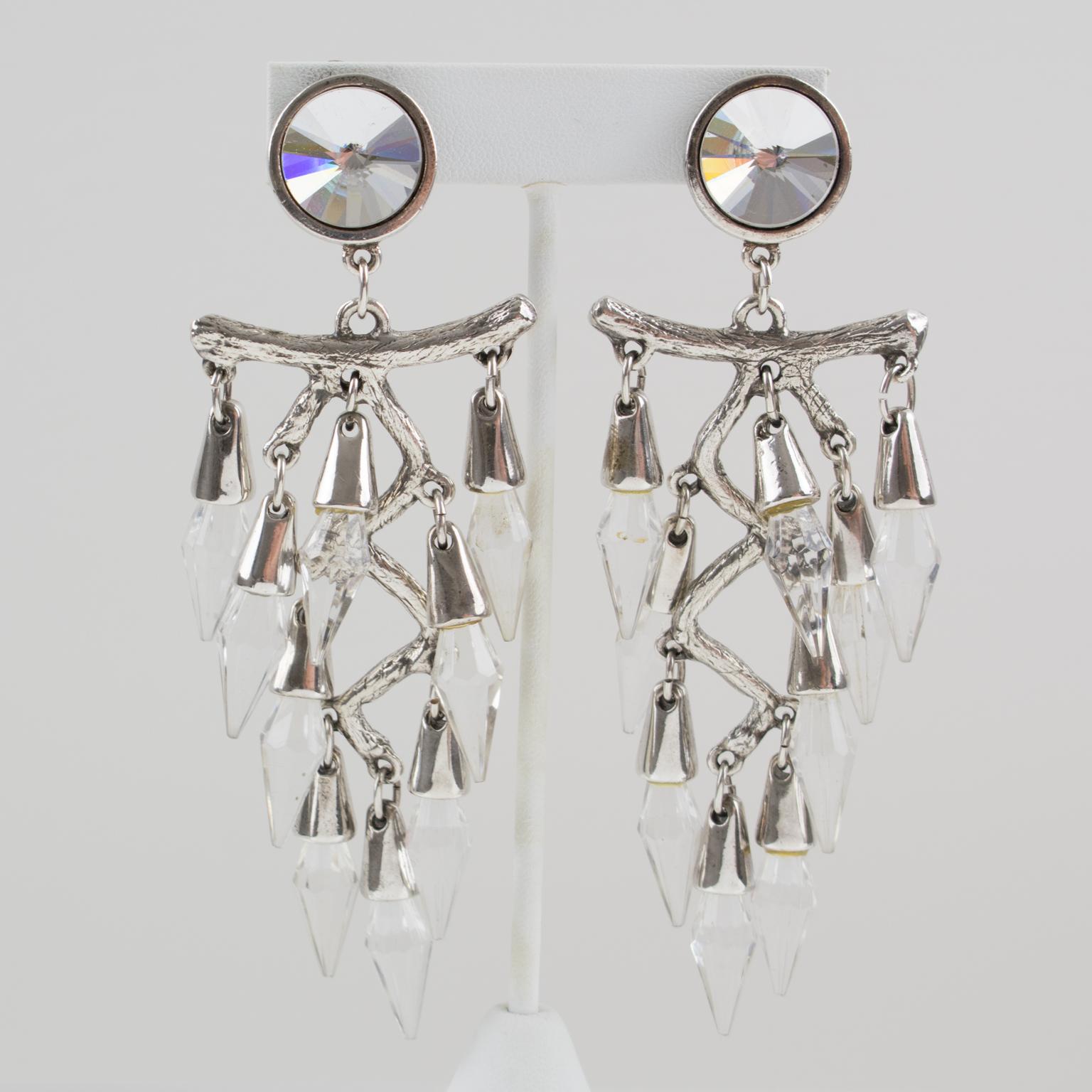 Boucles d'oreilles Chandelier en plaqué Silver avec gouttes de cristal facettées en vente 1