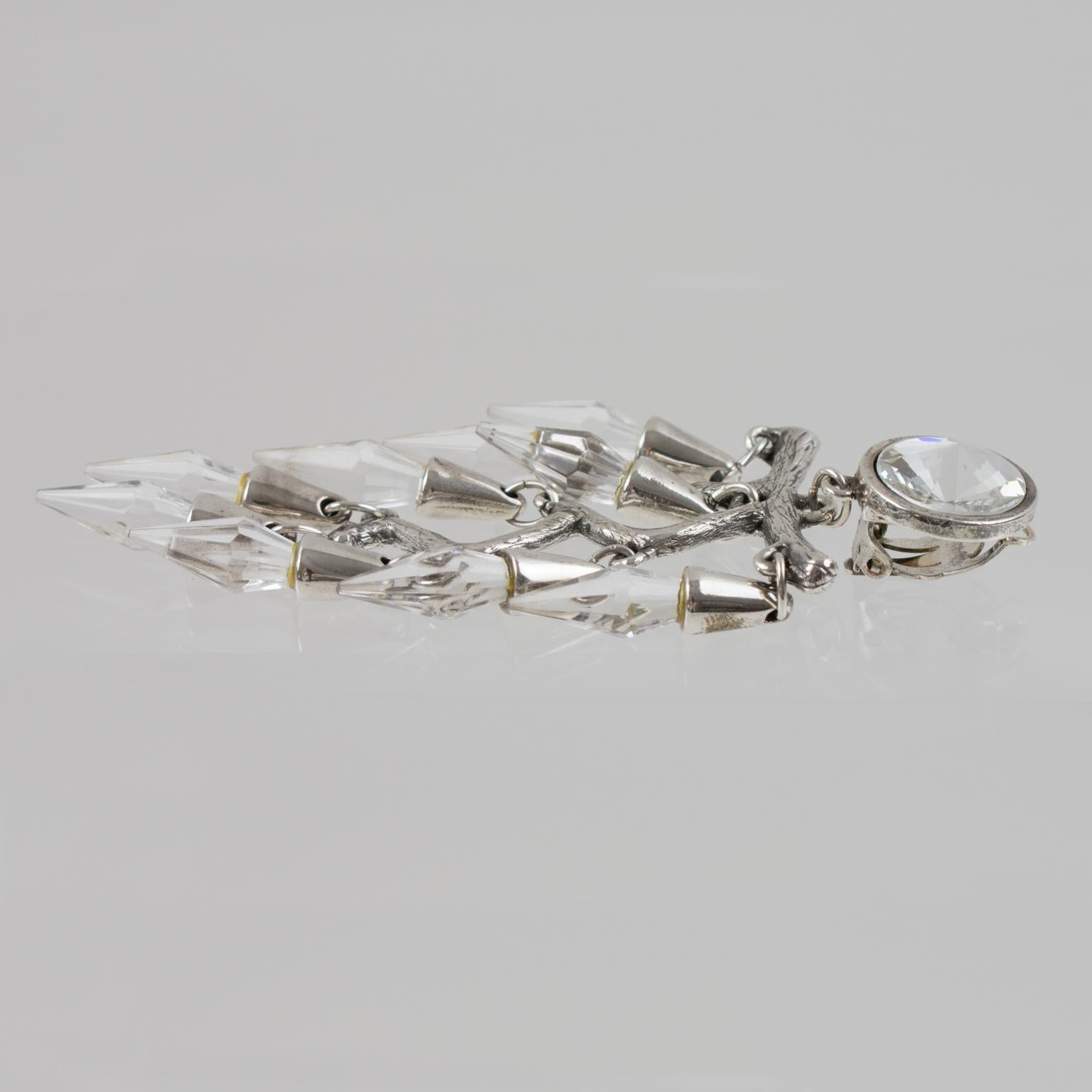 Boucles d'oreilles Chandelier en plaqué Silver avec gouttes de cristal facettées en vente 2
