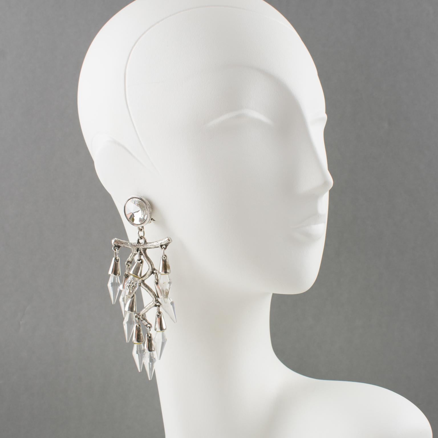 Boucles d'oreilles Chandelier en plaqué Silver avec gouttes de cristal facettées en vente 3