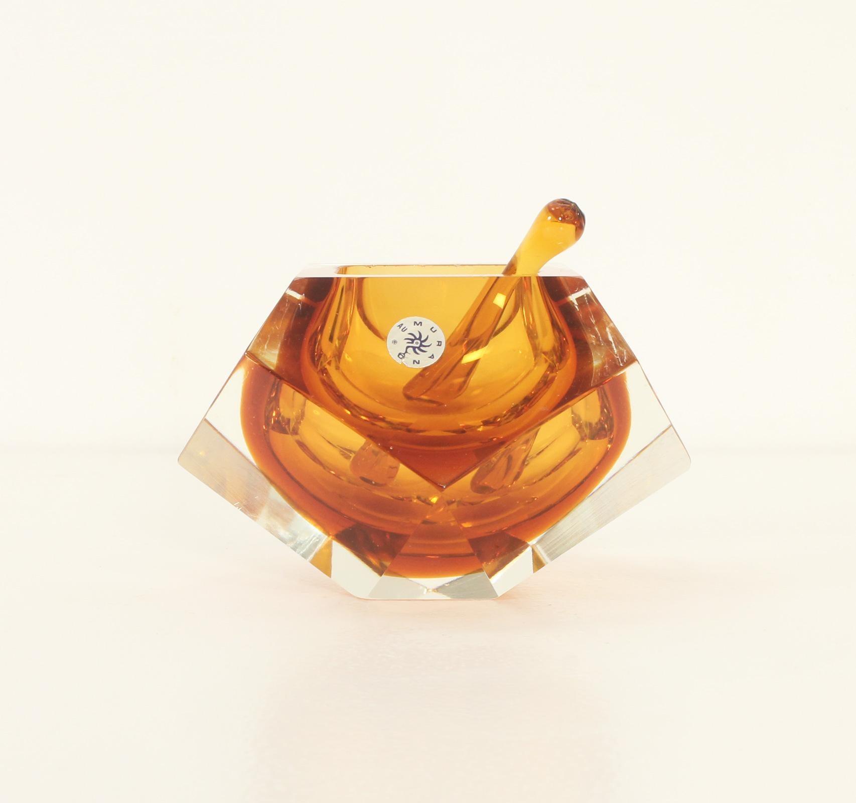 Facettierter Diamant-Aschenbecher von Flavio Poli für Seguso, Murano, Italien, 1960er Jahre. Bunte und klare Glaskombination mit mehrfach polierten Oberflächen. Enthält das Originalstück zum Löschen von Zigaretten. 