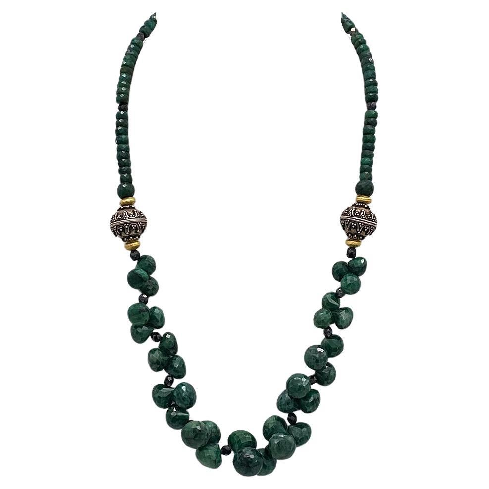 Questa è una collana di smeraldi con una chiusura di diamanti. L'abbiamo creato con smeraldi sfaccettati da 11 mm e smeraldi rondel sfaccettati da 5 mm. È decorato con perline di Bali in argento sterling ossidato e ha una chiusura con diamanti.

La