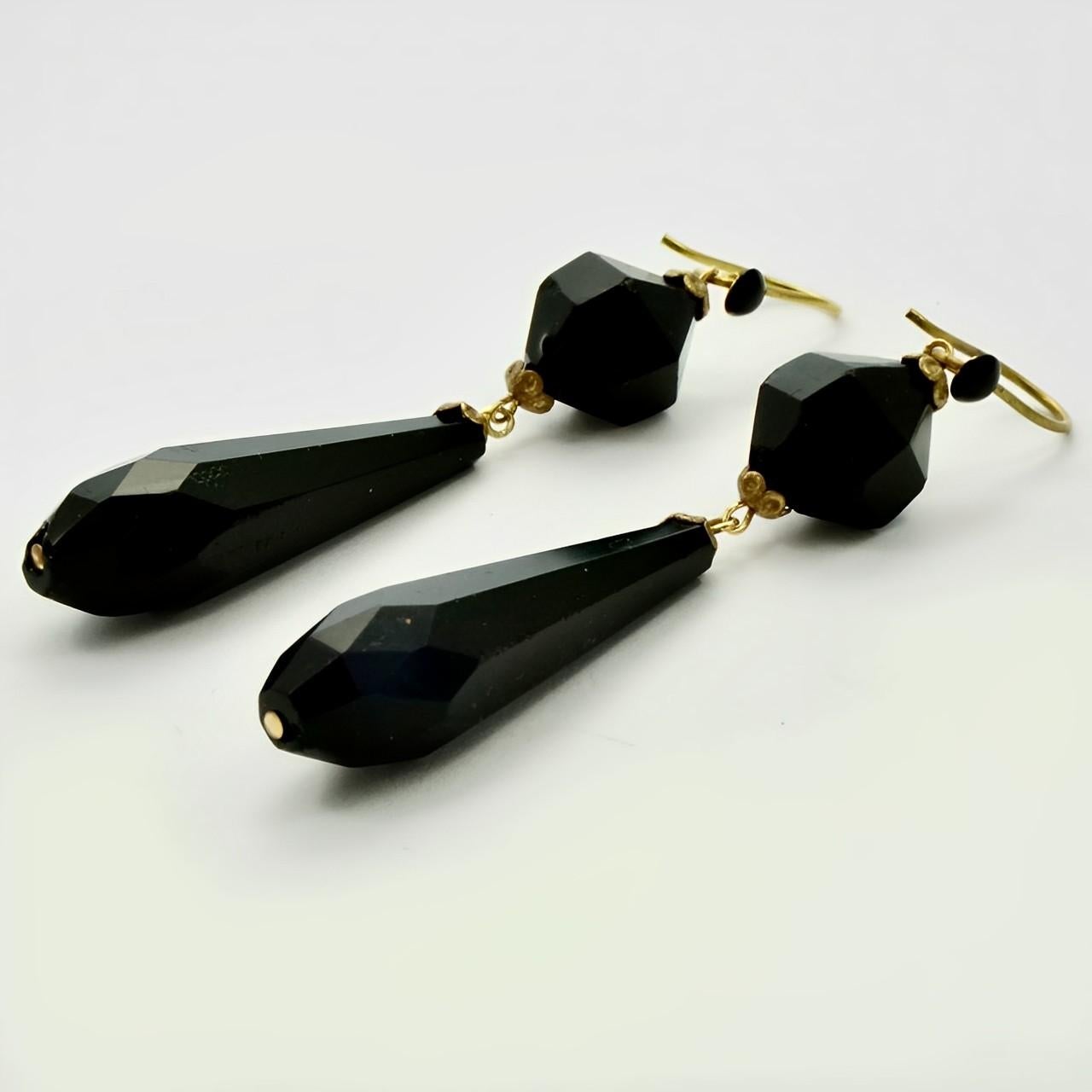 Faceted french jet drop earrings with gold tone hooks. Measuring, including the hooks, length 7.9 cm / 3.1 inches. The earrings are in very good condition. There is some chipping to the french jet.

This is a beautiful pair of classic french jet