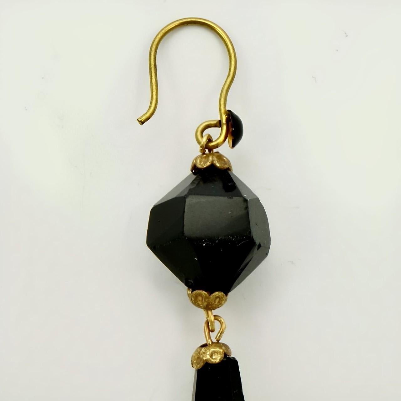 Faceted French Jet Drop Earrings with Gold Tone Hooks In Good Condition For Sale In London, GB
