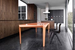 Mesa de comedor Volt facetada y geométrica, 'Salmon Pink' de Reinier de Jong