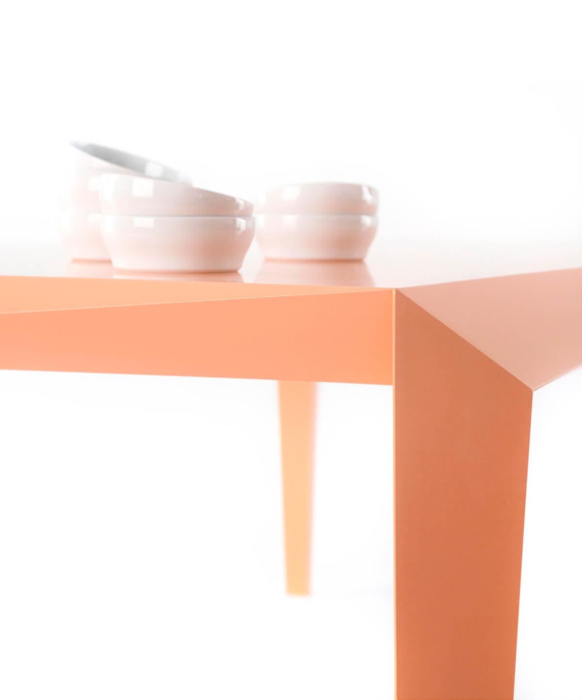 Néerlandais Table de salle à manger géométrique Volt à facettes, rose saumon, de Reinier de Jong en vente
