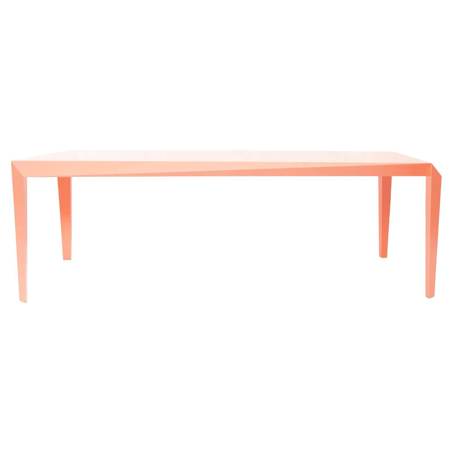 Table de salle à manger géométrique Volt à facettes, rose saumon, de Reinier de Jong