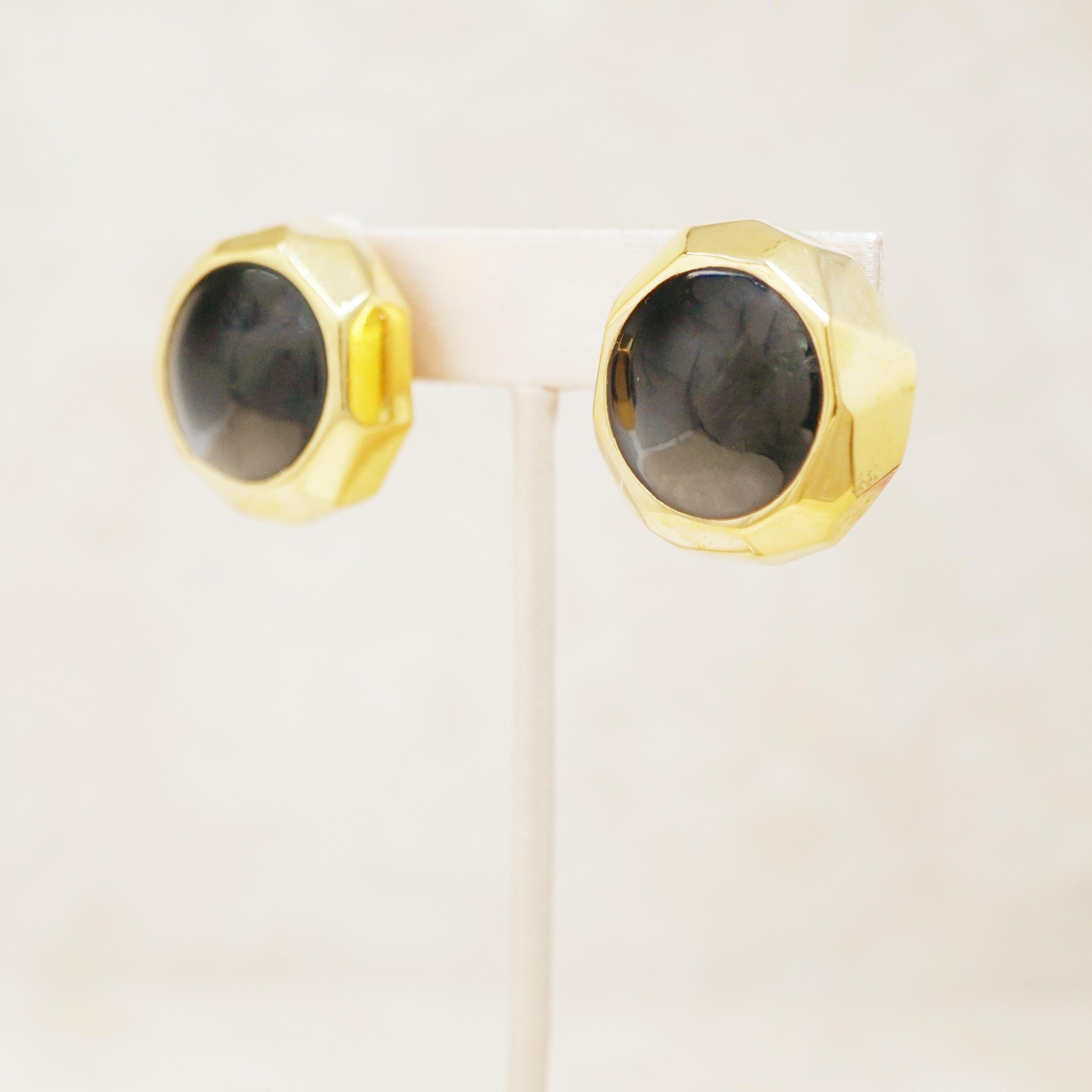 Facettierte, vergoldete & Onyx-Cabochon-Knopf-Statement-Ohrringe von St. John, 1980er Jahre (Moderne) im Angebot