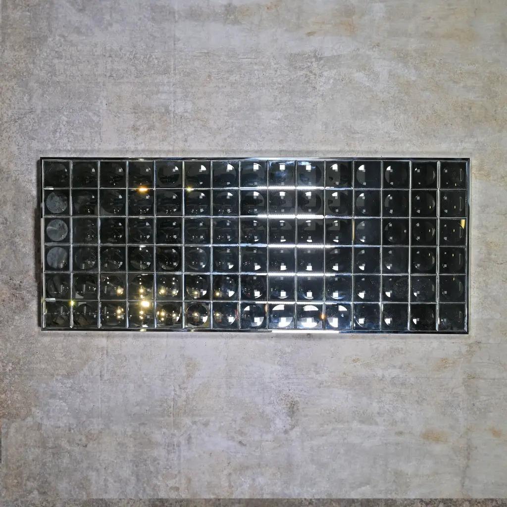 Futuriste Miroir mural en verre à facettes, Design/One contemporain inspiré des années 1970 en vente