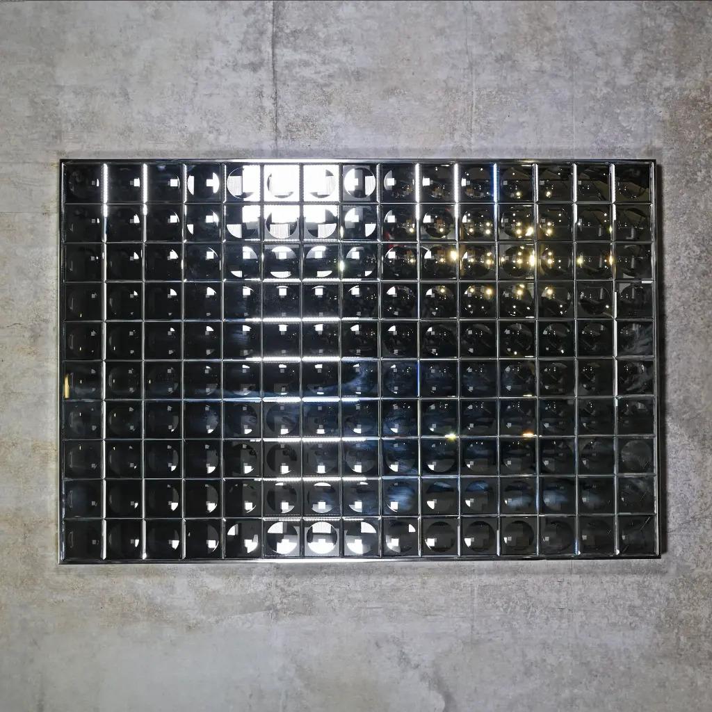 Futuriste Miroir mural en verre à facettes, design futuriste des années 1970, taille L en vente