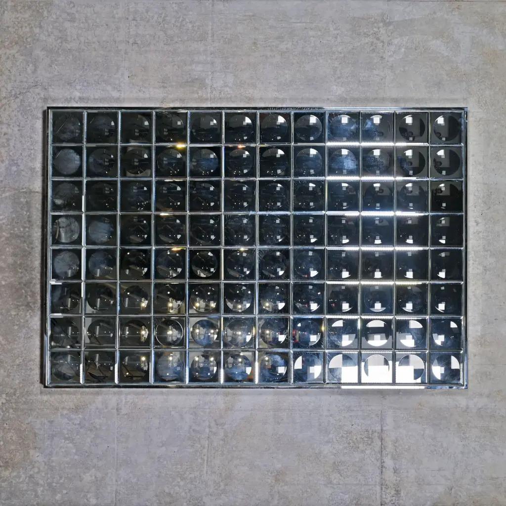 Futuriste Miroir mural en verre à facettes, design futuriste des années 1970, taille M en vente