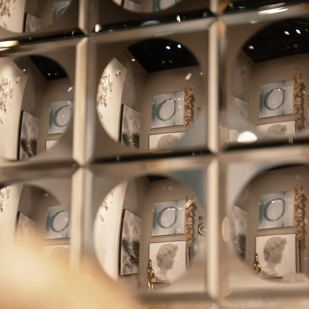 Miroir mural en verre à facettes, design futuriste des années 1970, taille M Bon état - En vente à Saint-Ouen, FR