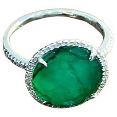 Bague fantaisie en or blanc 14 carats avec émeraude verte facettée et cabochon de diamant blanc