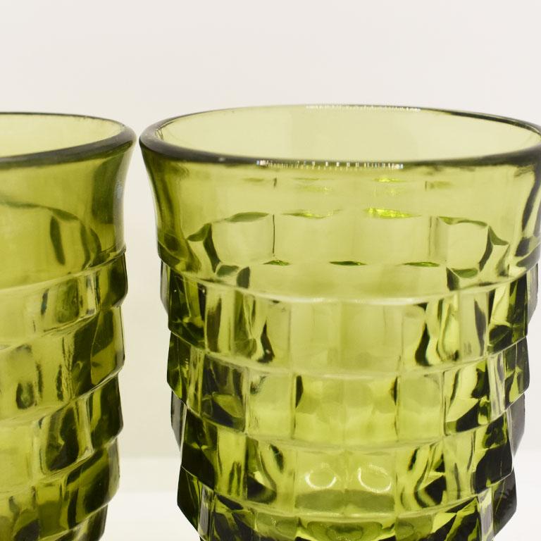 Conjunto de dos vasos verdes facetados para zumo, o pequeños jarrones. 

Dimensiones:
2,75