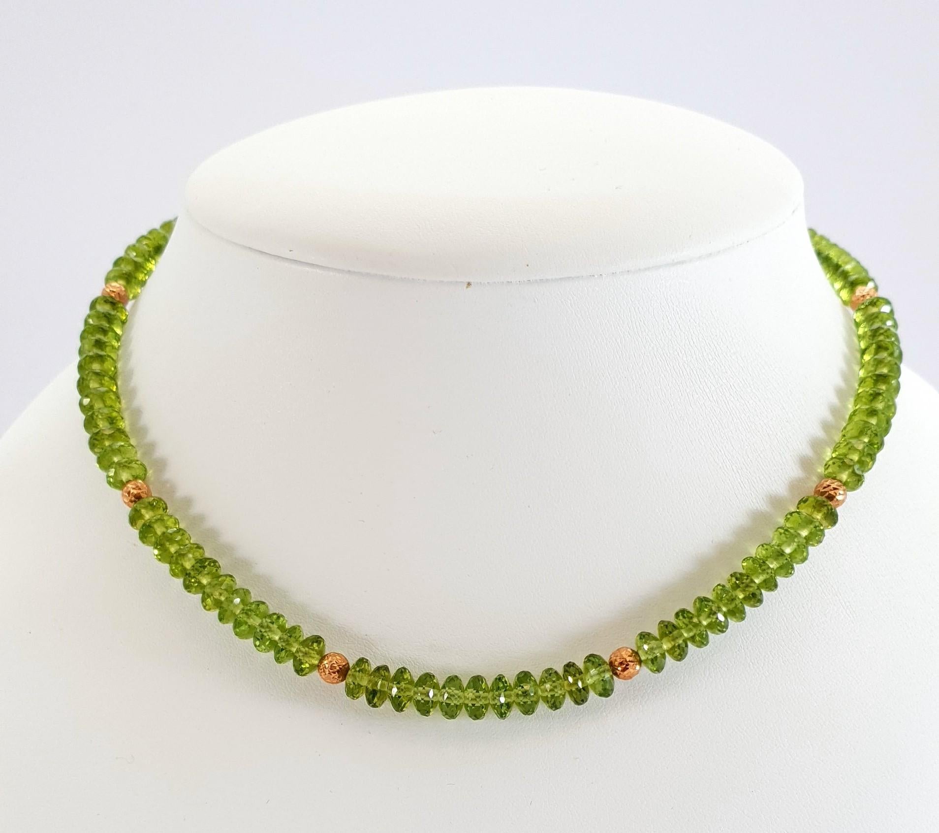 Diese facettierte grüne Peridot Rondell Perlenkette mit 18 Karat Roségold ist komplett handgefertigt. Sowohl das Schneiden als auch die Vergoldung sind in deutscher Qualität ausgeführt. Der Schraubverschluss ist einfach zu bedienen und sehr