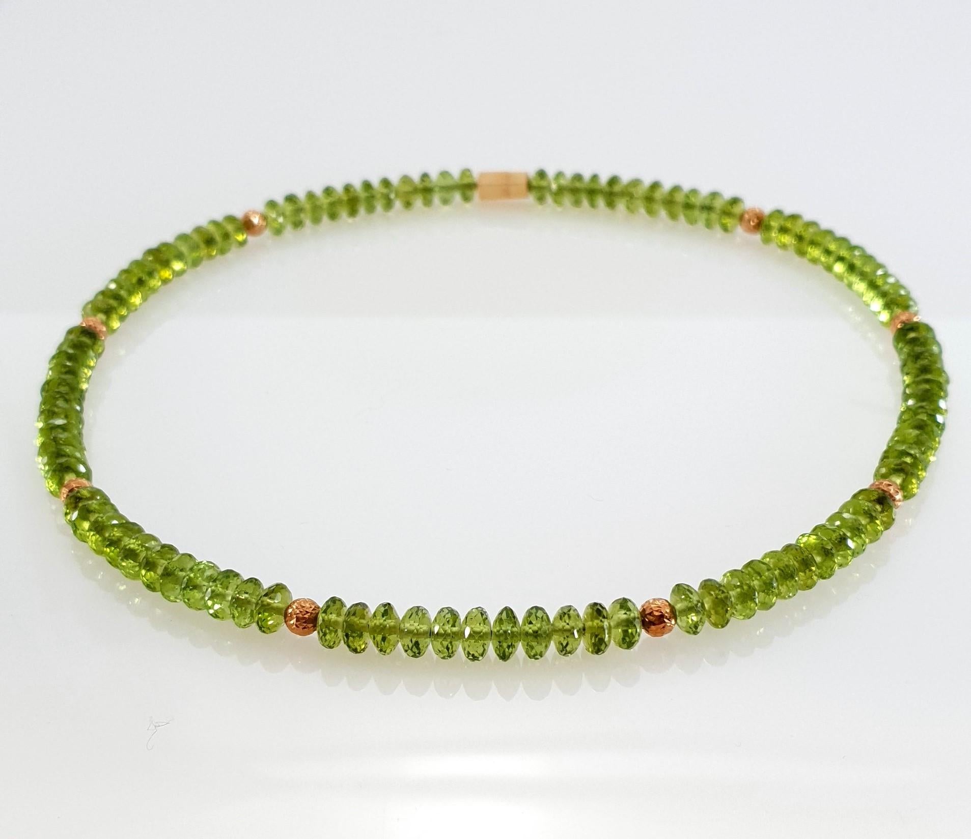 Facettierte grüne Peridot-Rondell-Perlenkette mit 18 Karat Roségold (Arts and Crafts) im Angebot