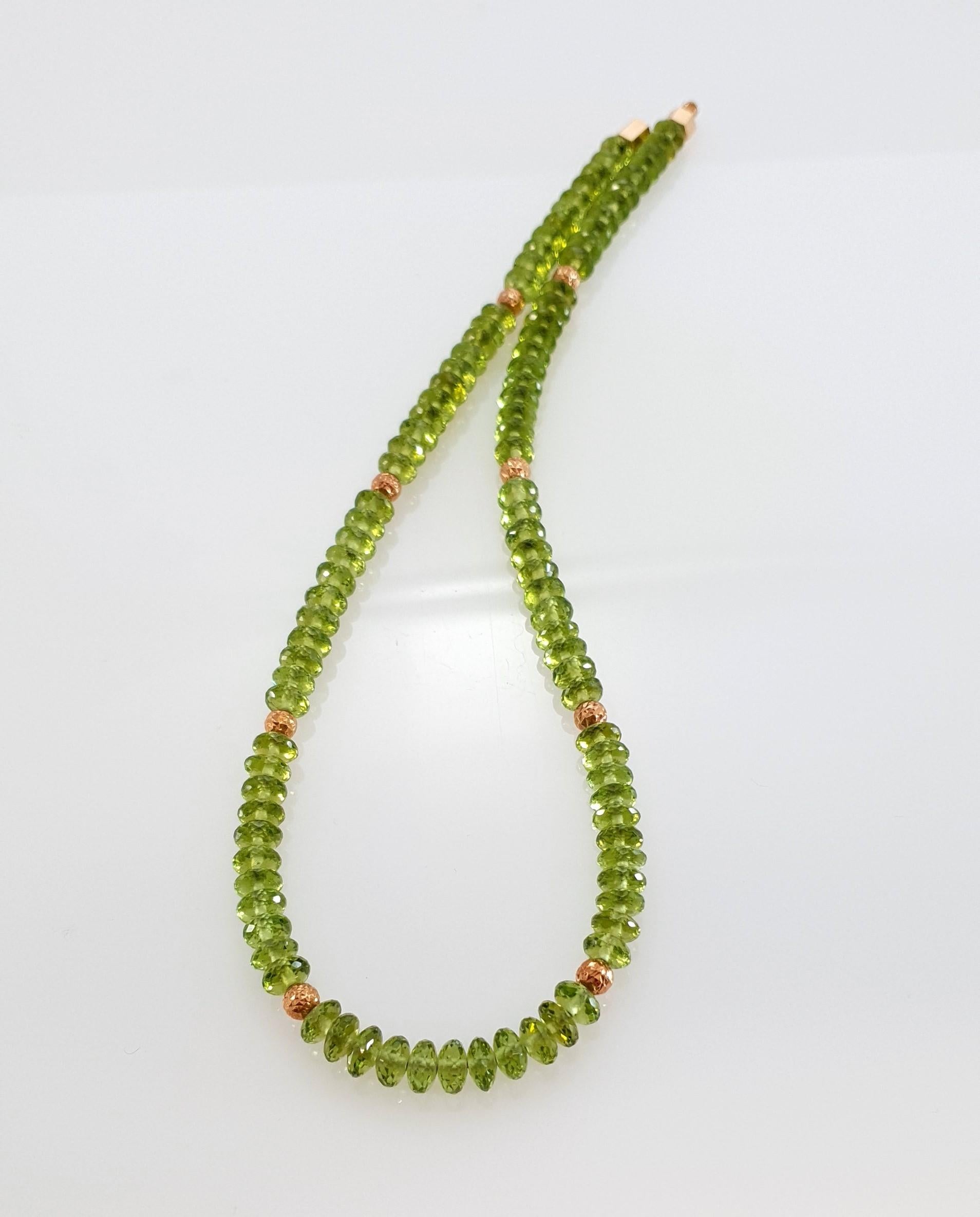 Facettierte grüne Peridot-Rondell-Perlenkette mit 18 Karat Roségold im Zustand „Neu“ im Angebot in Kirschweiler, DE
