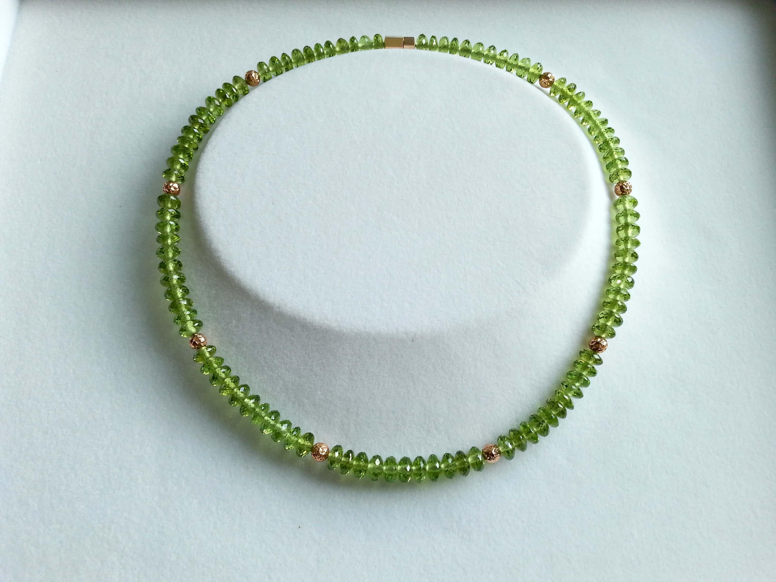 Facettierte grüne Peridot-Rondell-Perlenkette mit 18 Karat Roségold im Angebot 1