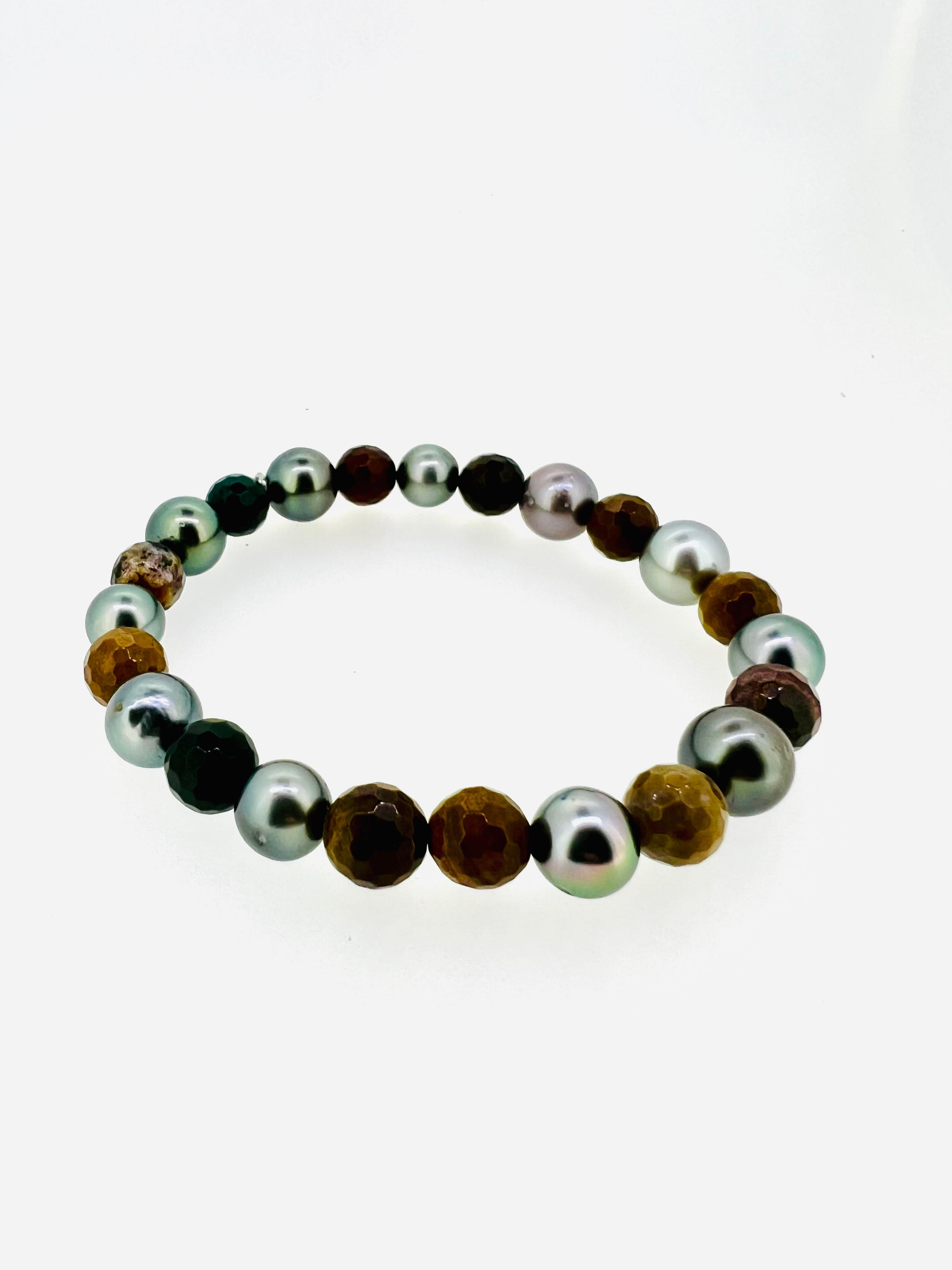 Ein luxuriöses Herrenarmband mit facettierten 8-mm-Jaspisperlen in schönen Naturtönen, durchsetzt mit 8-10-mm-grauen Tahiti-Perlen. Das elastische Band lässt sich mühelos tragen und verbindet erdige Kraft mit ozeanischer Eleganz.

Jaspis, der als