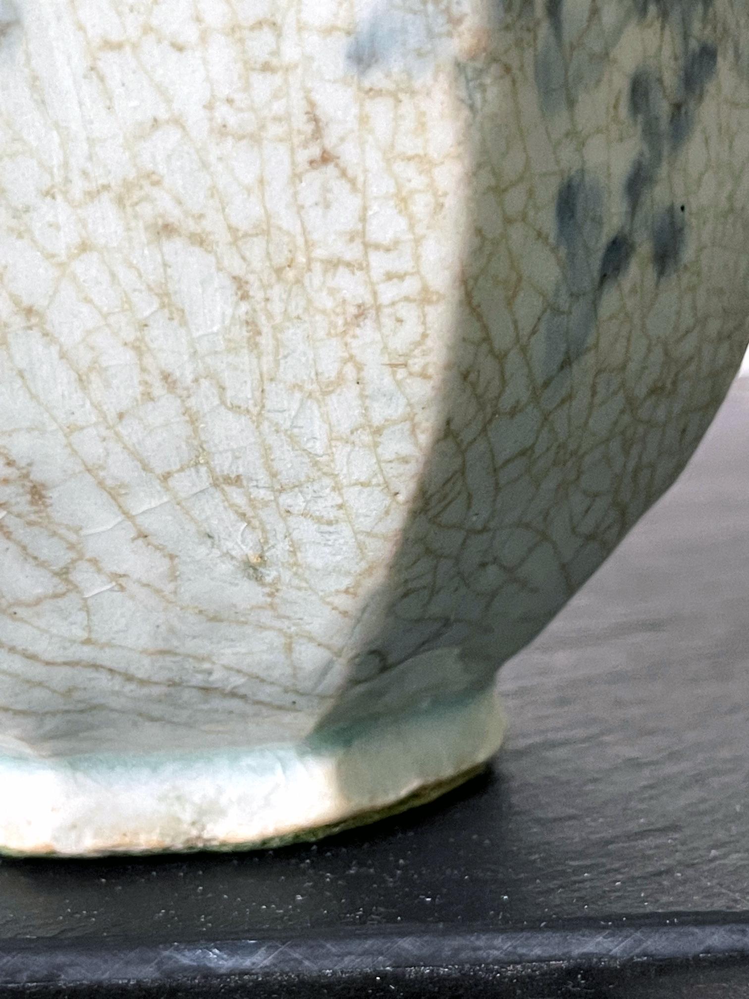 Vaso sfaccettato di ceramica coreana Celadon della dinastia Joseon in vendita 6