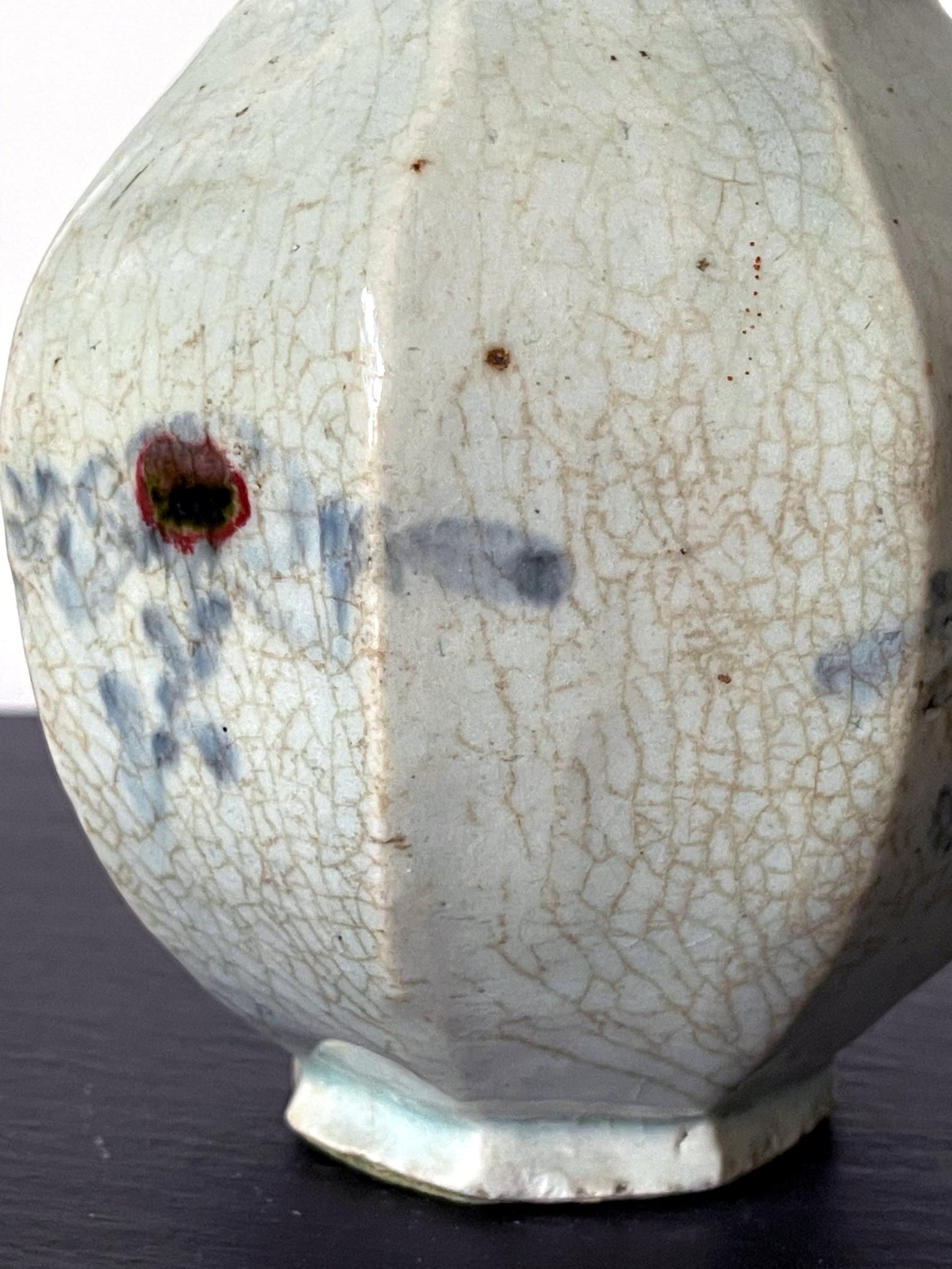 Vaso sfaccettato di ceramica coreana Celadon della dinastia Joseon in vendita 2