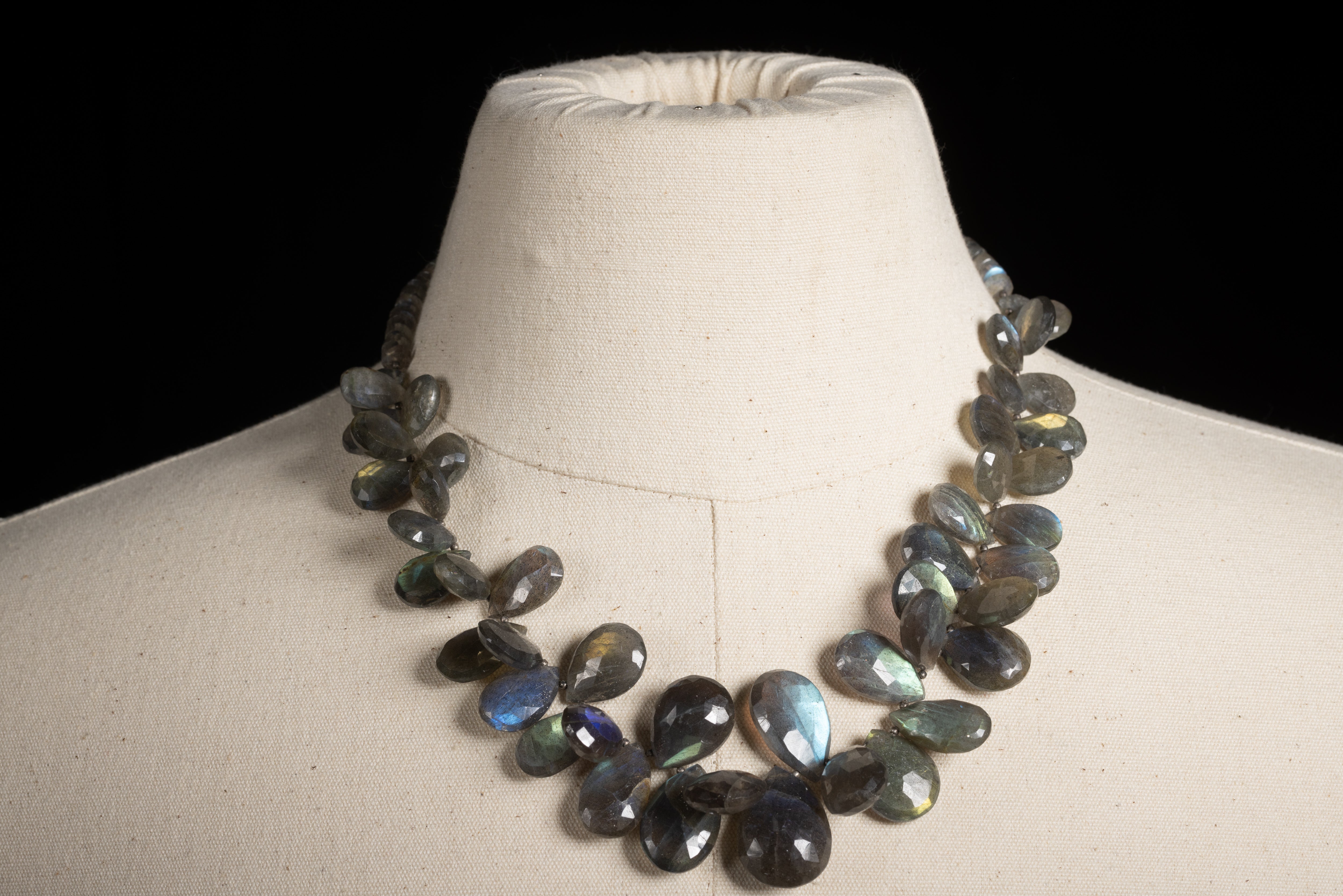 Una deliziosa collana di perline di labradorite a grappolo, graduate e sfaccettate a forma di pera.  La perlina centrale misura 1