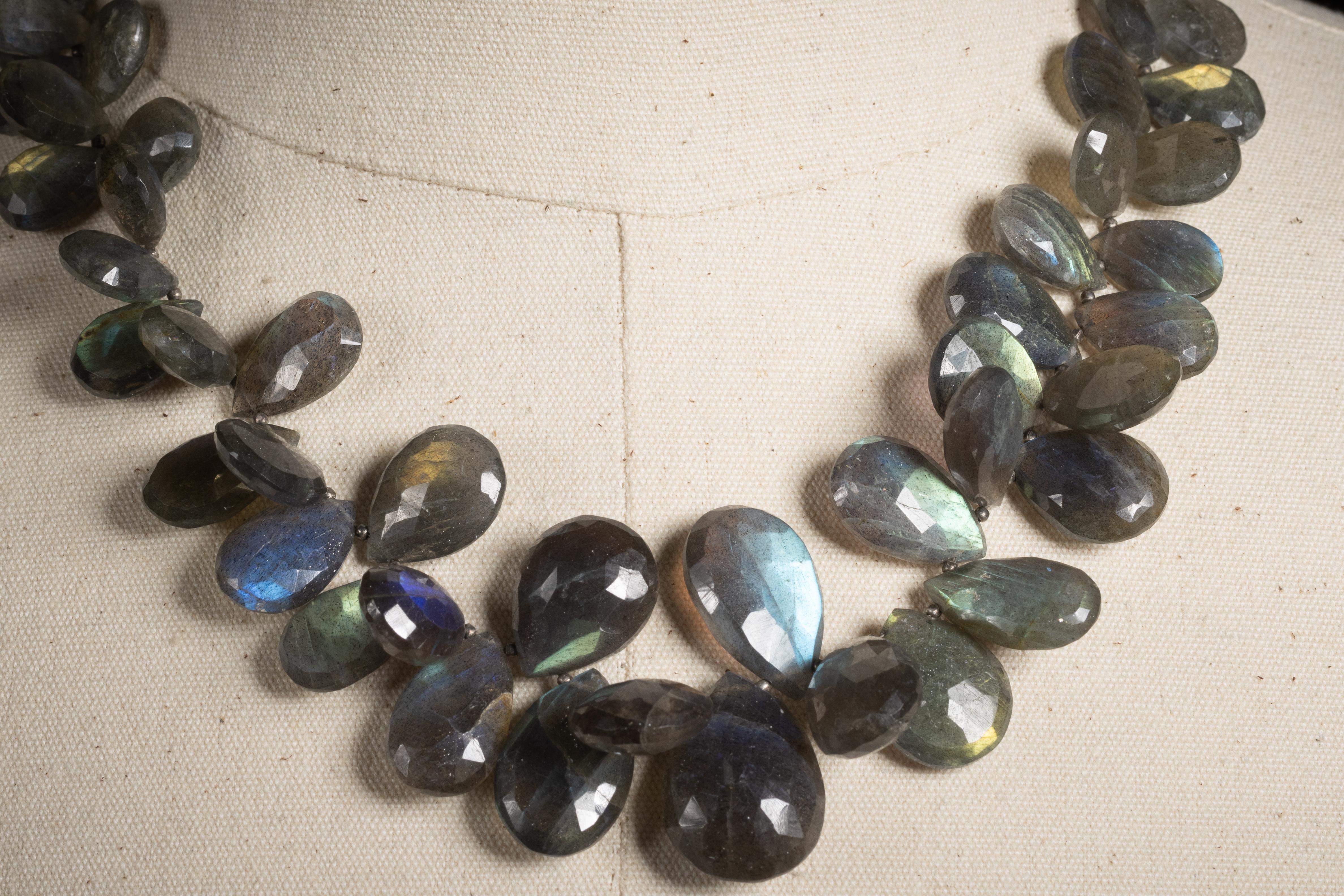Taglio a goccia Collana di perline di labradorite sfaccettata in vendita