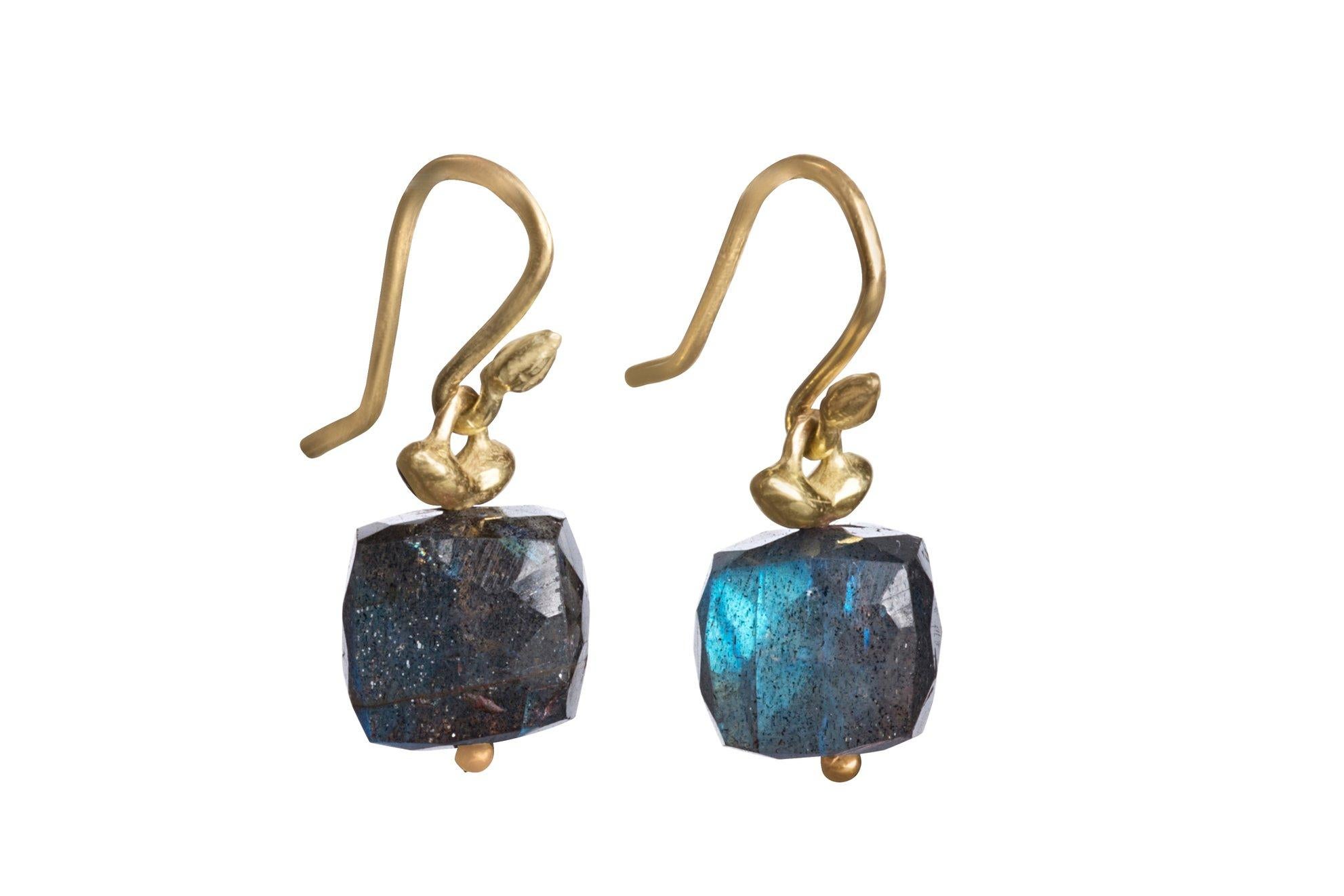 A delcious new idea for a small, everyday earring: stunning labradorite cubes, shedding their blue flash and shimmer. Set with Gabrielle's smooth double-wing setting, on smooth seed earwires.

9mm faceted labradorite cube (big flash) with18k smooth