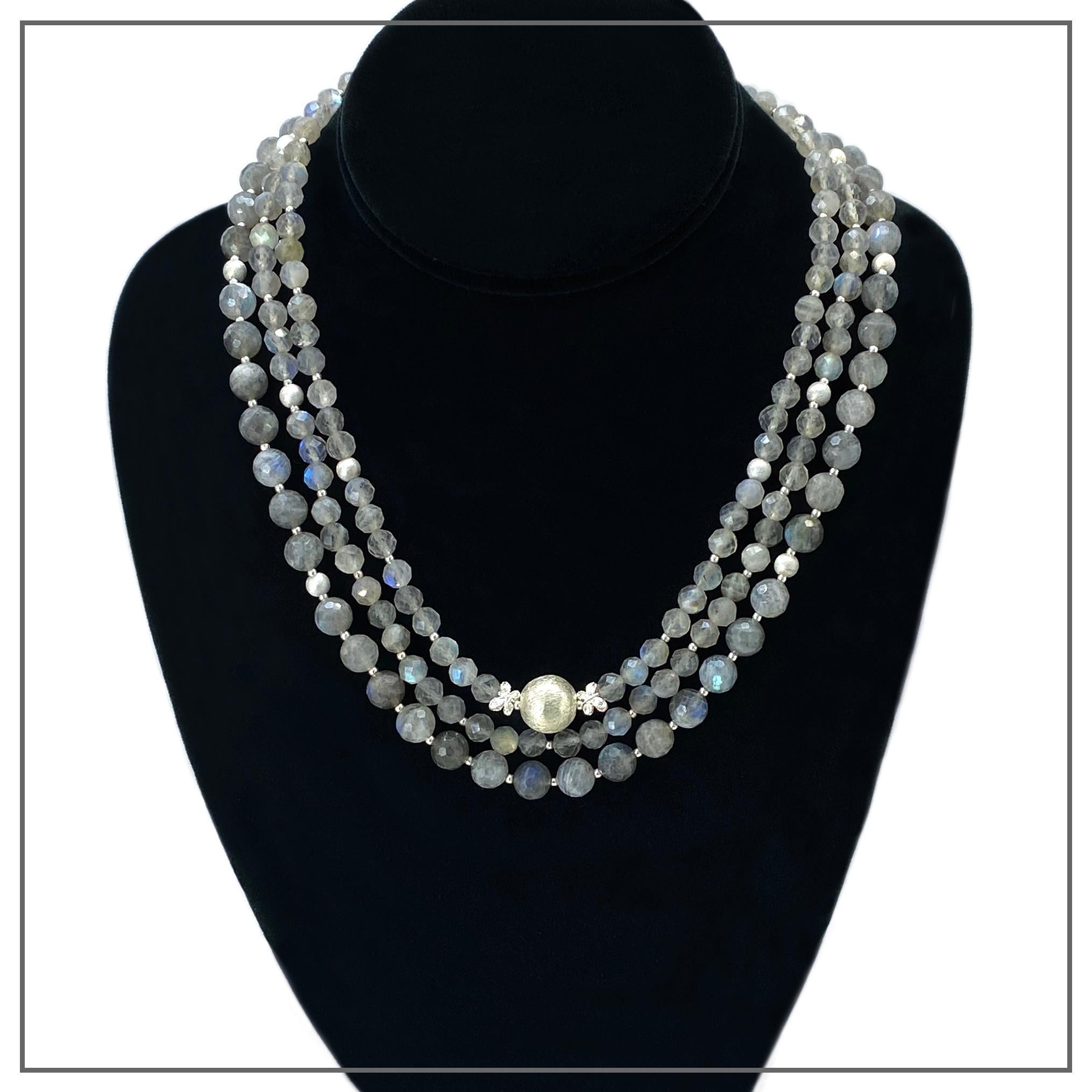 Questa è una collana di labradorite a tre fili con componenti in argento. L'abbiamo creato con un filo di perline di labradorite grigia naturale da 8 mm e due fili di labradorite traslucida da 6 mm. Questa scintillante collana grigia è impreziosita