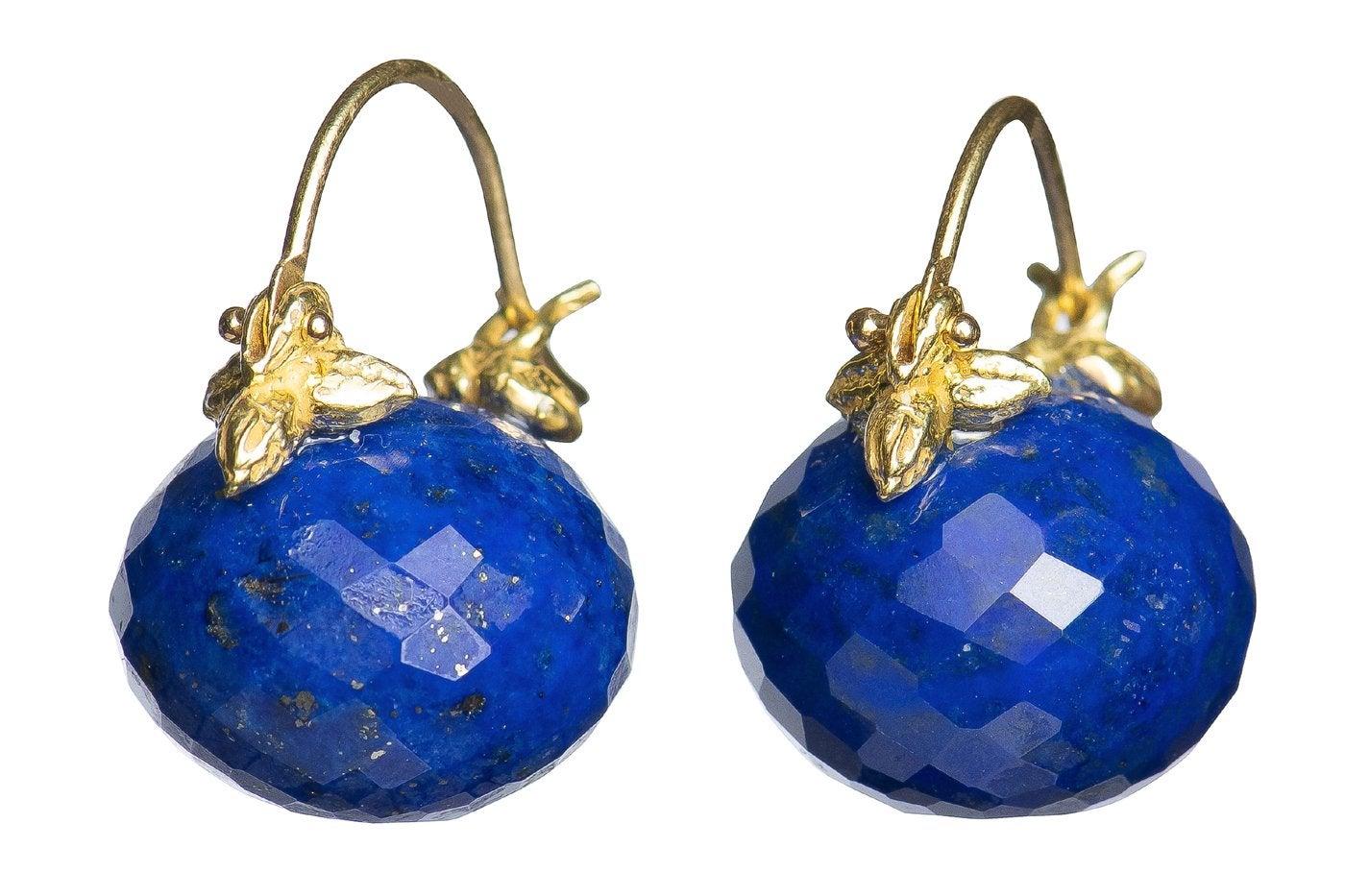 
Lapis and gold, a timeless combination: gold-flecked 11x13mm faceted lapis lazuli rondelles are set into Gabrielle's signature 18k Flyer setting.

GS518Lap — 11 x 13mm faceted lapis (gold flecked) rondelle 18k Flyer earrings
