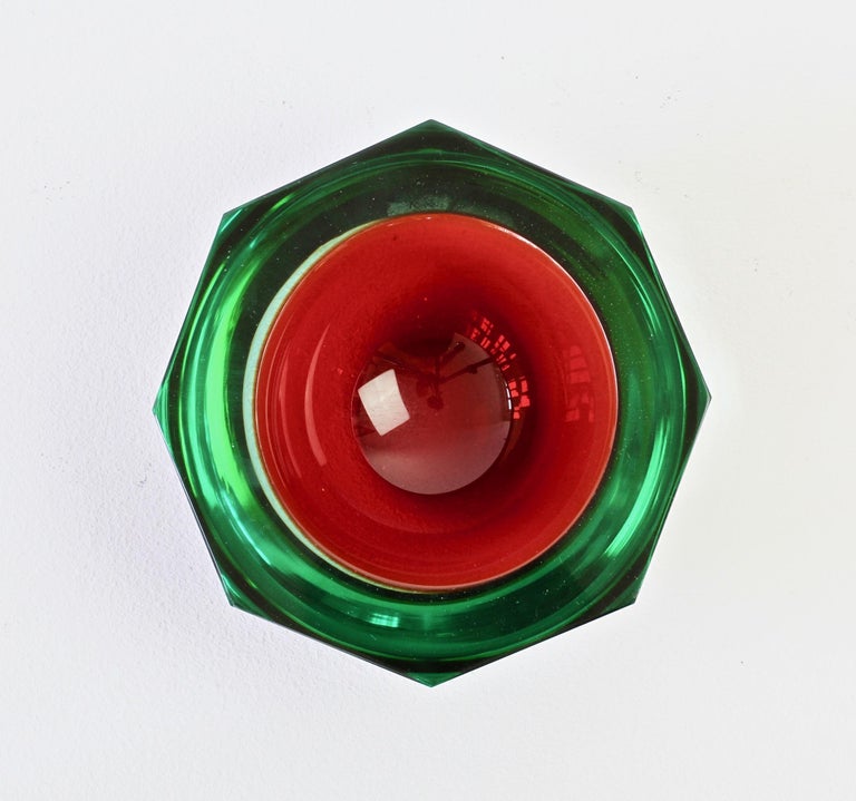 Large vintage Italian midcentury Murano faceted art glass centrepiece serving bowl or ashtray attributed to Mandruzzato, circa 1970s. The combination of ruby red and emerald green 'Sommerso' cut-glass looks simply stunning.

The early work of