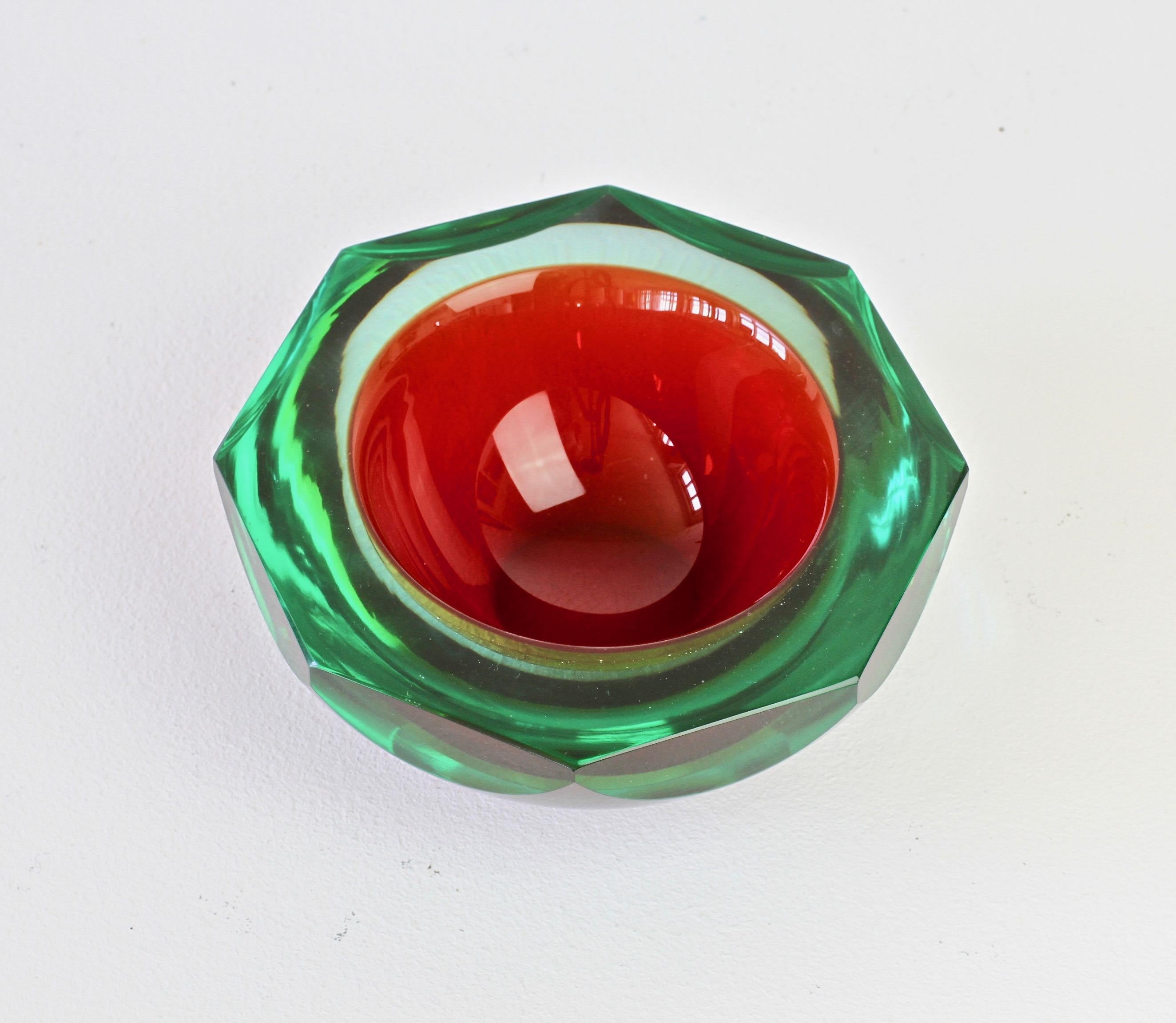 Mid-Century Modern Faceted Large Red and Green Murano Sommerso Diamond Cut Glass Centrepiece Bowl