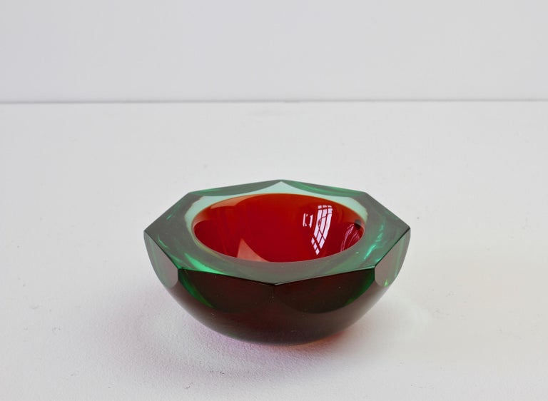 Italian Faceted Large Red and Green Murano Sommerso Diamond Cut Glass Centrepiece Bowl For Sale