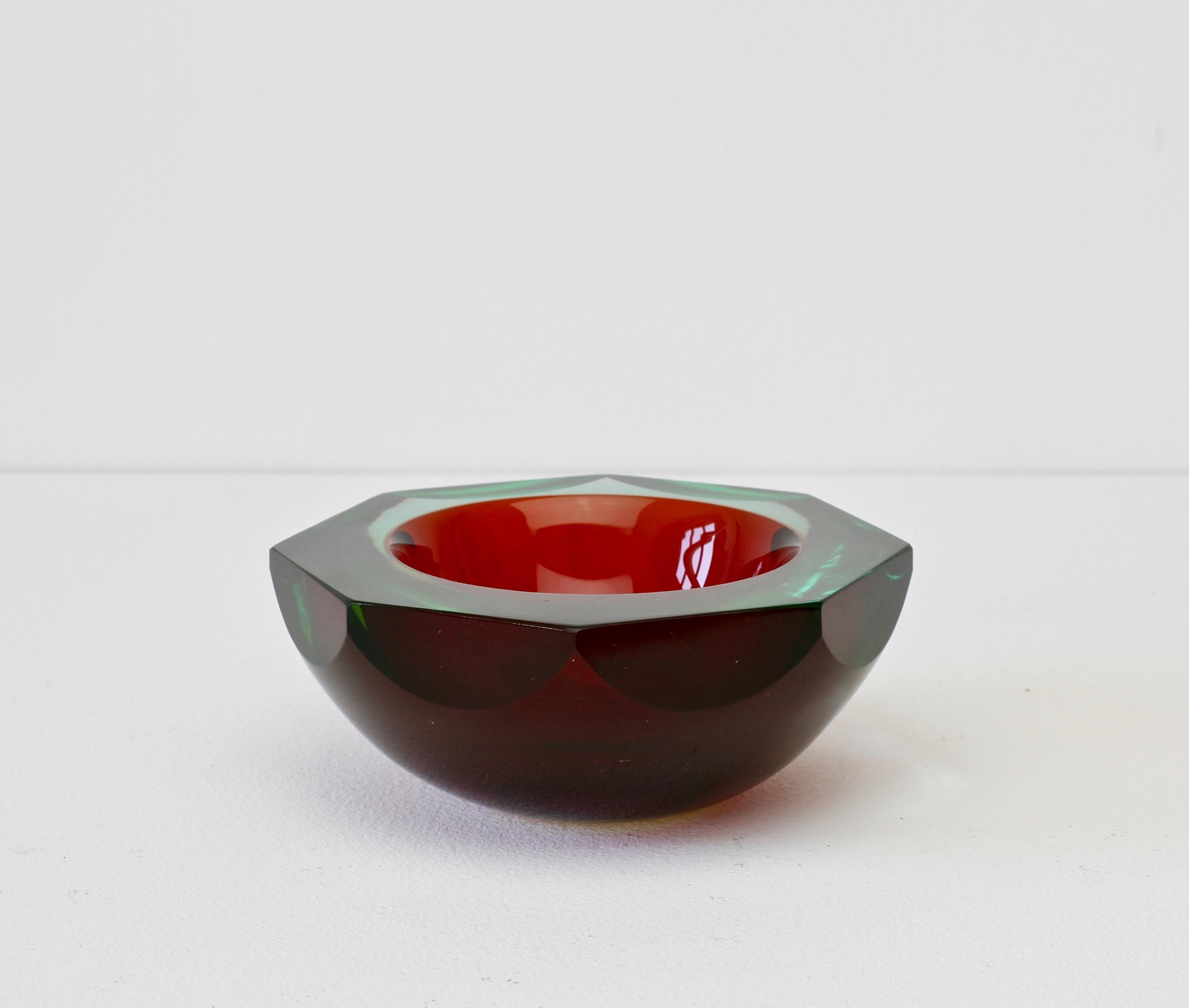Faceted Large Red and Green Murano Sommerso Diamond Cut Glass Centrepiece Bowl In Good Condition In Landau an der Isar, Bayern
