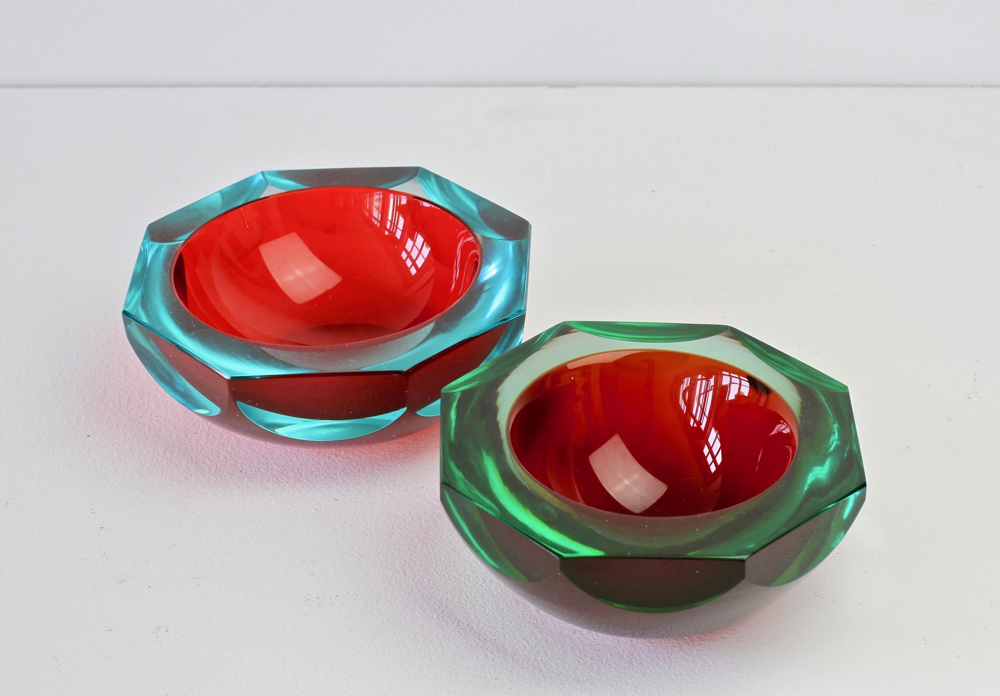 20th Century Faceted Large Red and Green Murano Sommerso Diamond Cut Glass Centrepiece Bowl