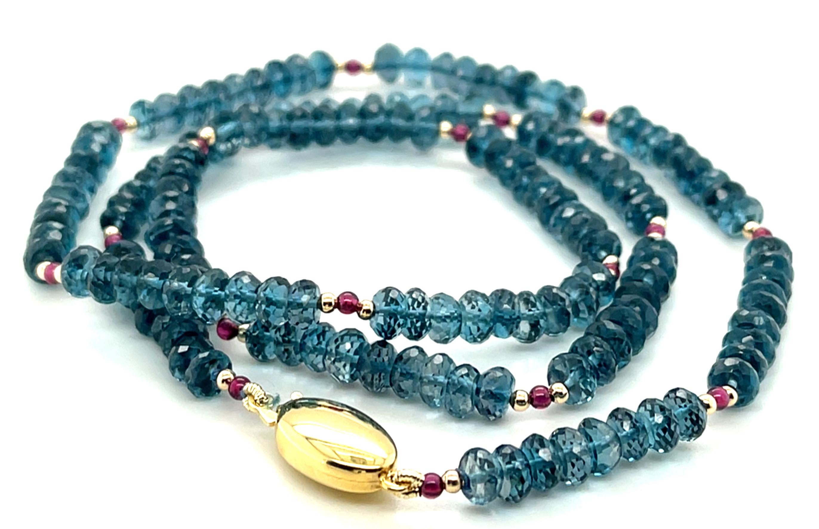Artisan Collier de perles en topaze bleue de Londres et grenat avec accents en or jaune en vente