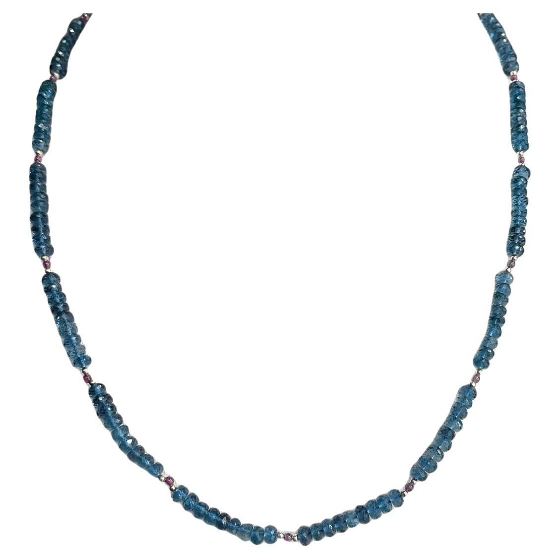 Collier de perles en topaze bleue de Londres et grenat avec accents en or jaune en vente