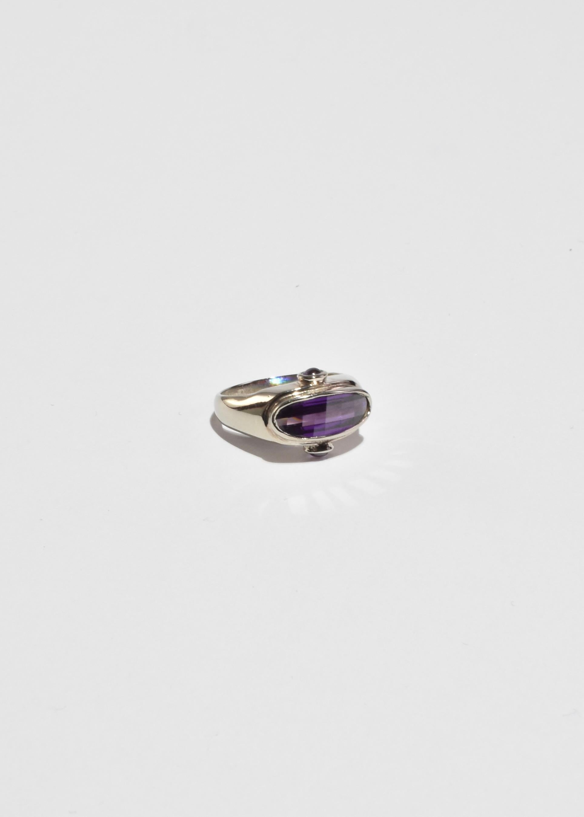 Seltener Vintage-Sterlingring mit einem facettierten, länglichen Amethyststein und einem kleinen Amethyststein als Detail. Gestempelt 925.

MATERIAL: Sterlingsilber, Amethyst.