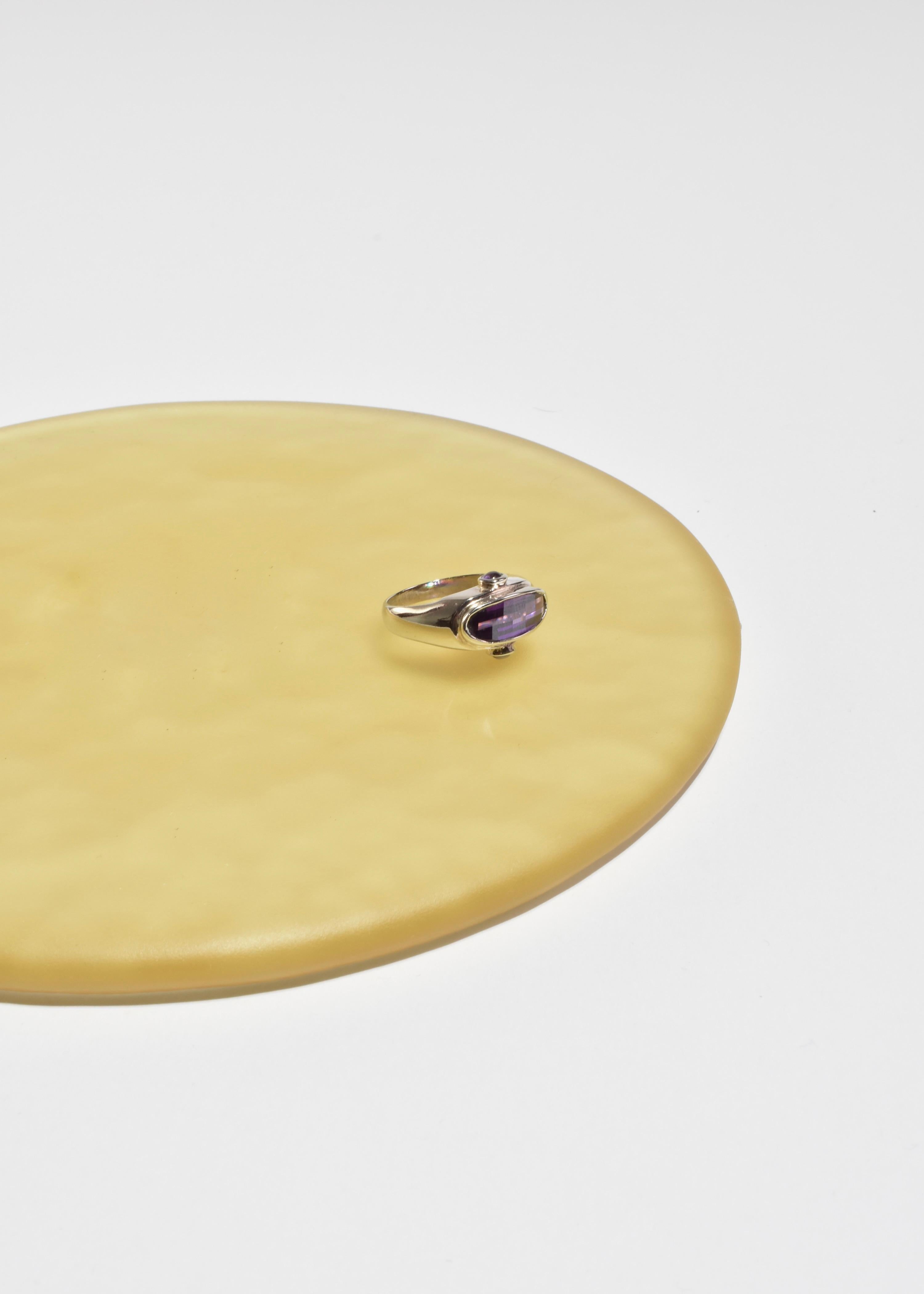 Facettierter modernistischer Amethyst-Ring (Modernistisch) im Angebot