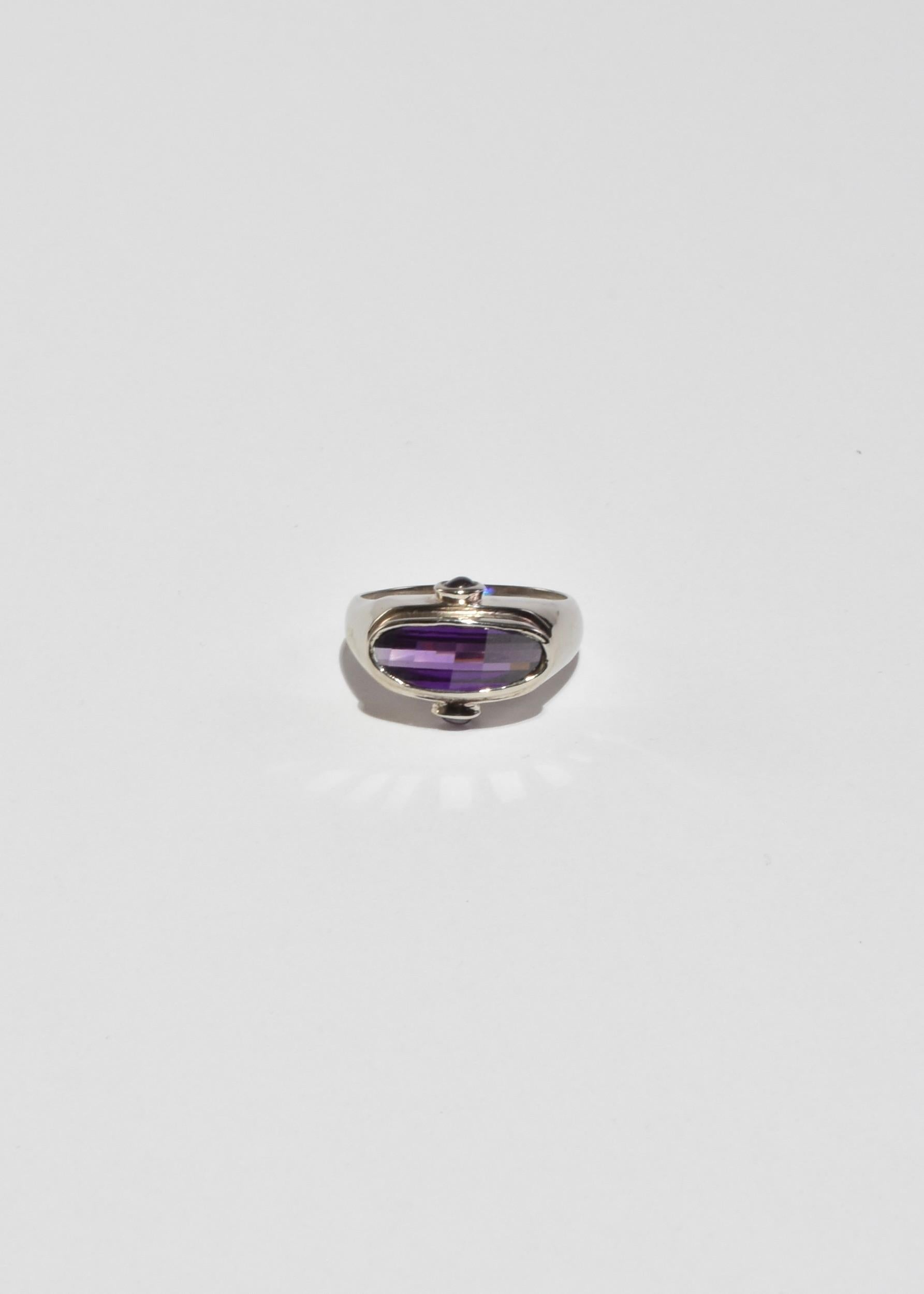 Facettierter modernistischer Amethyst-Ring (Cabochon) im Angebot