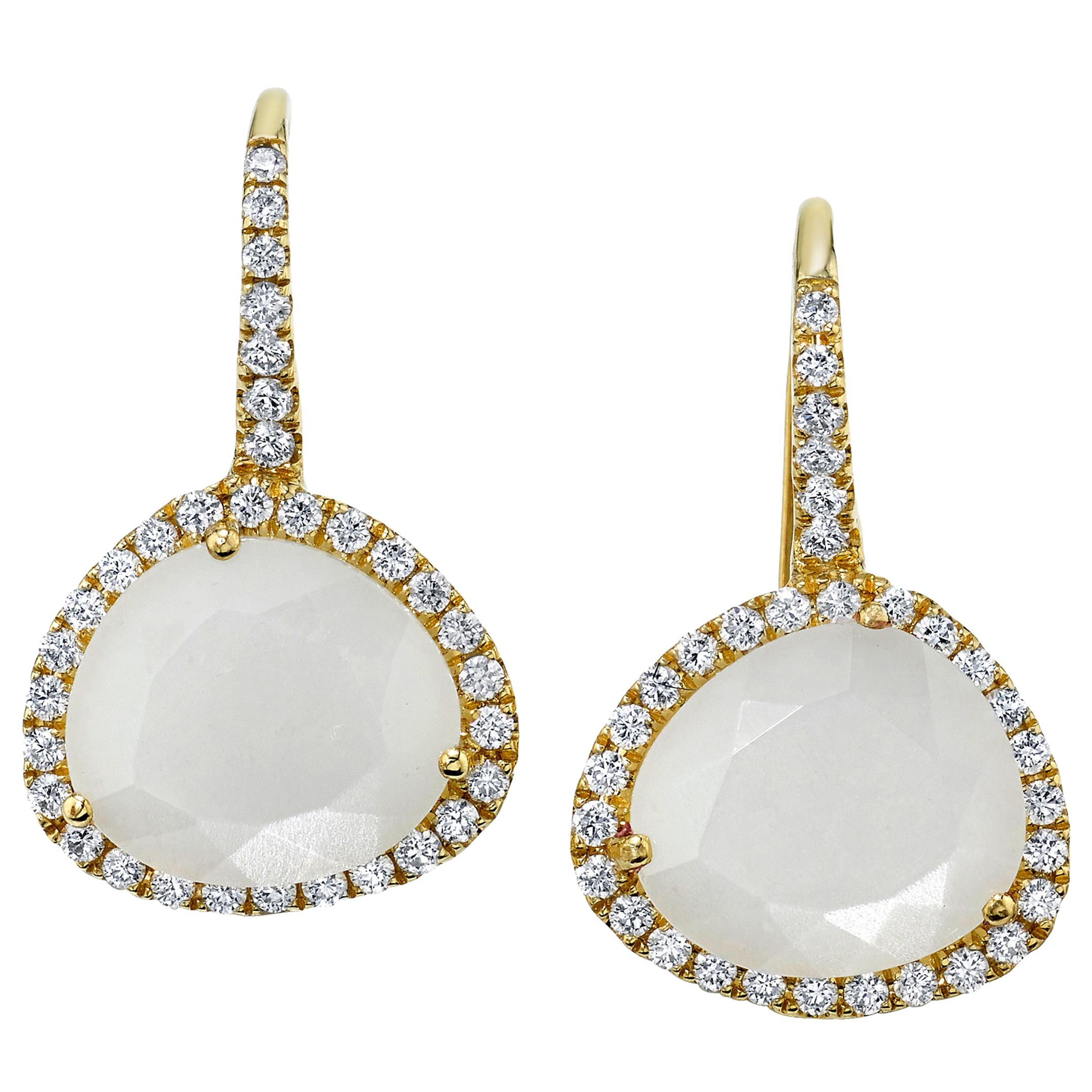 Boucles d'oreilles pendantes en or jaune, pierre de lune facettée et halo de diamants en vente