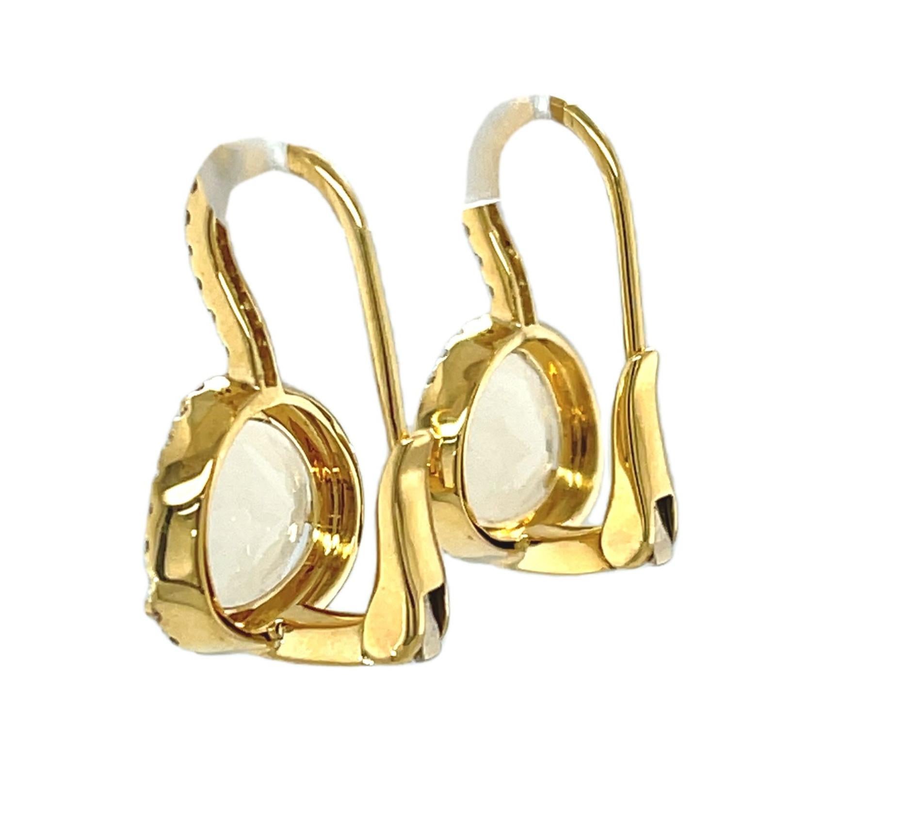 Artisan Boucles d'oreilles pendantes en or jaune, pierre de lune facettée et halo de diamants en vente