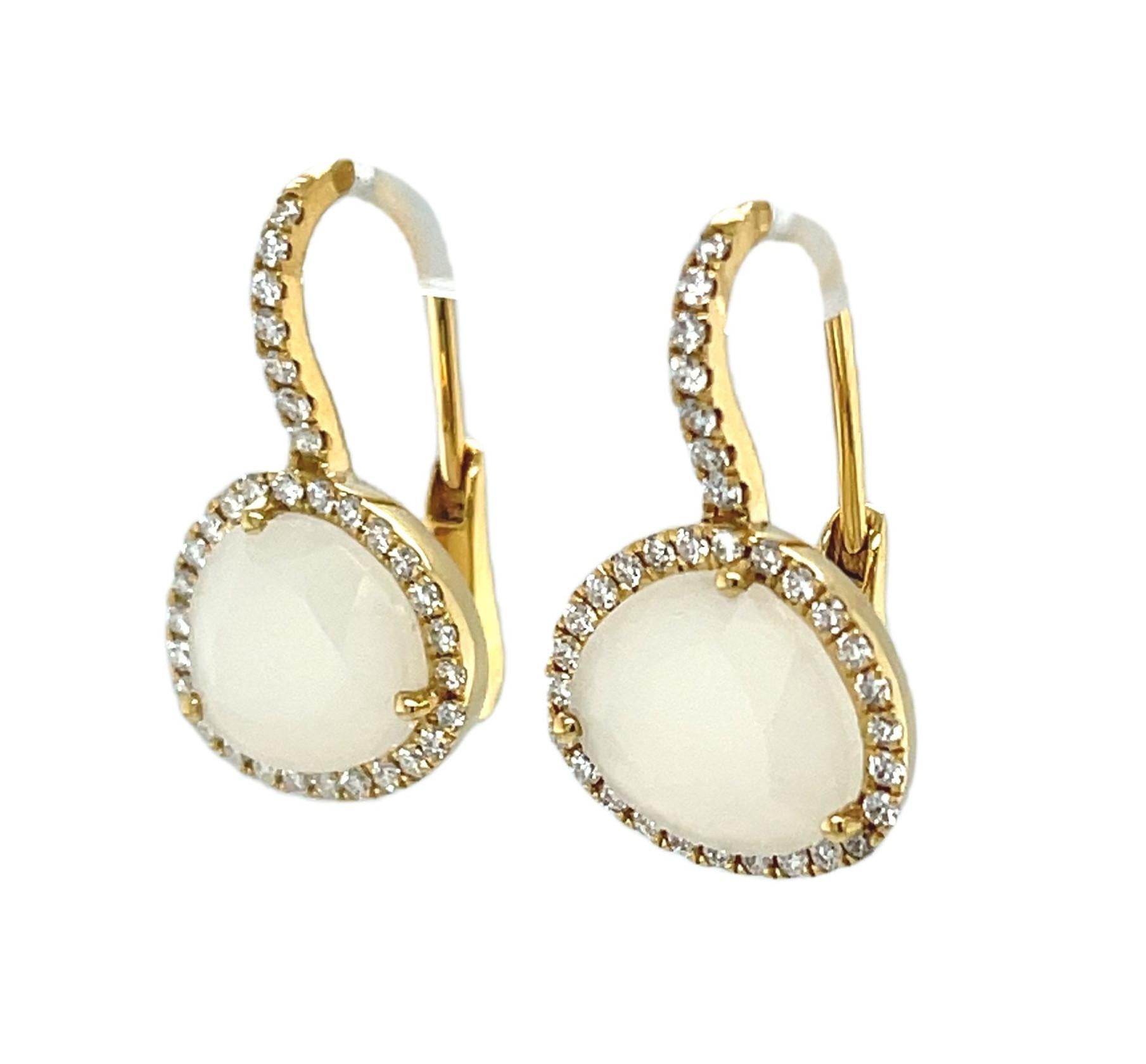 Taille mixte Boucles d'oreilles pendantes en or jaune, pierre de lune facettée et halo de diamants en vente