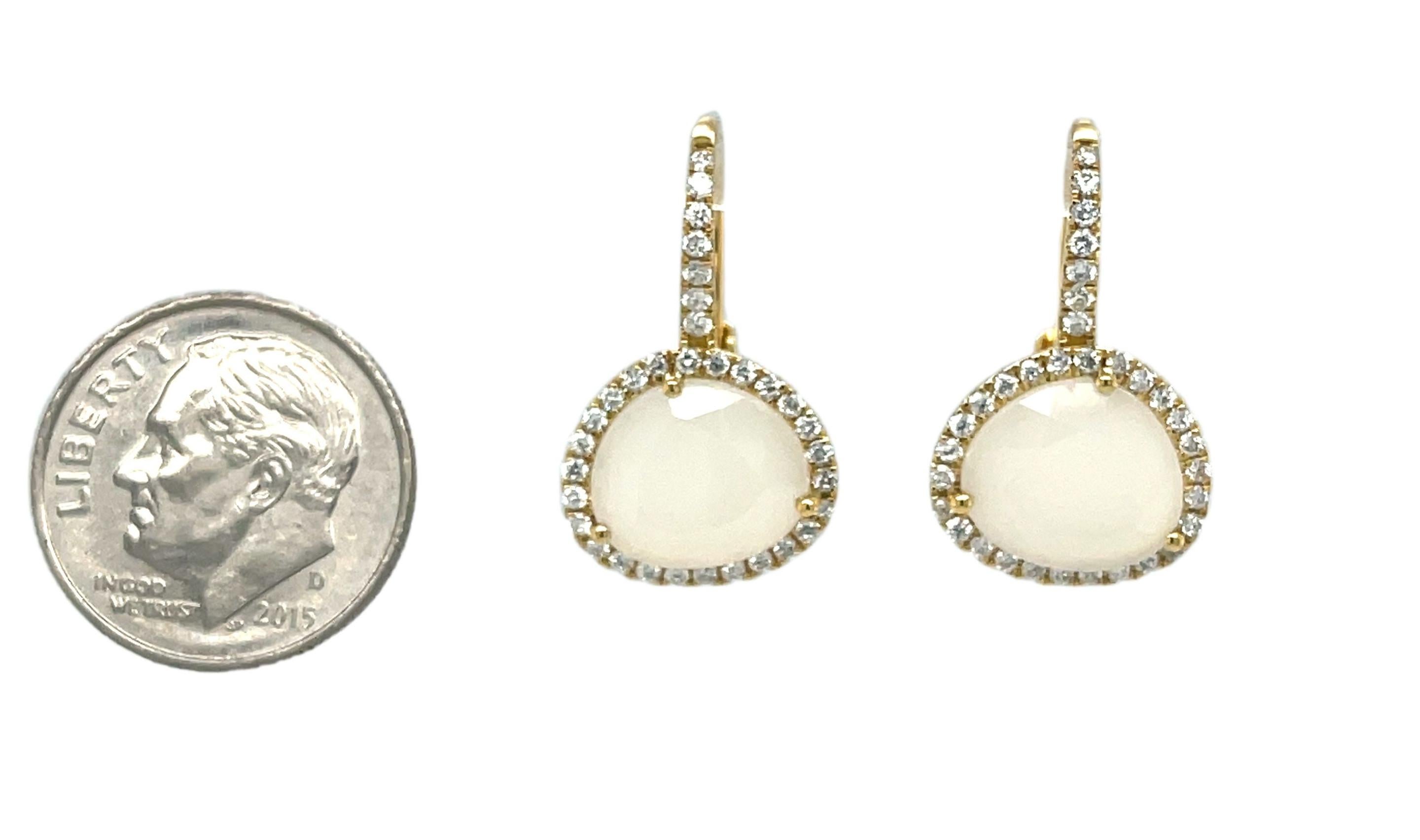 Boucles d'oreilles pendantes en or jaune, pierre de lune facettée et halo de diamants Unisexe en vente