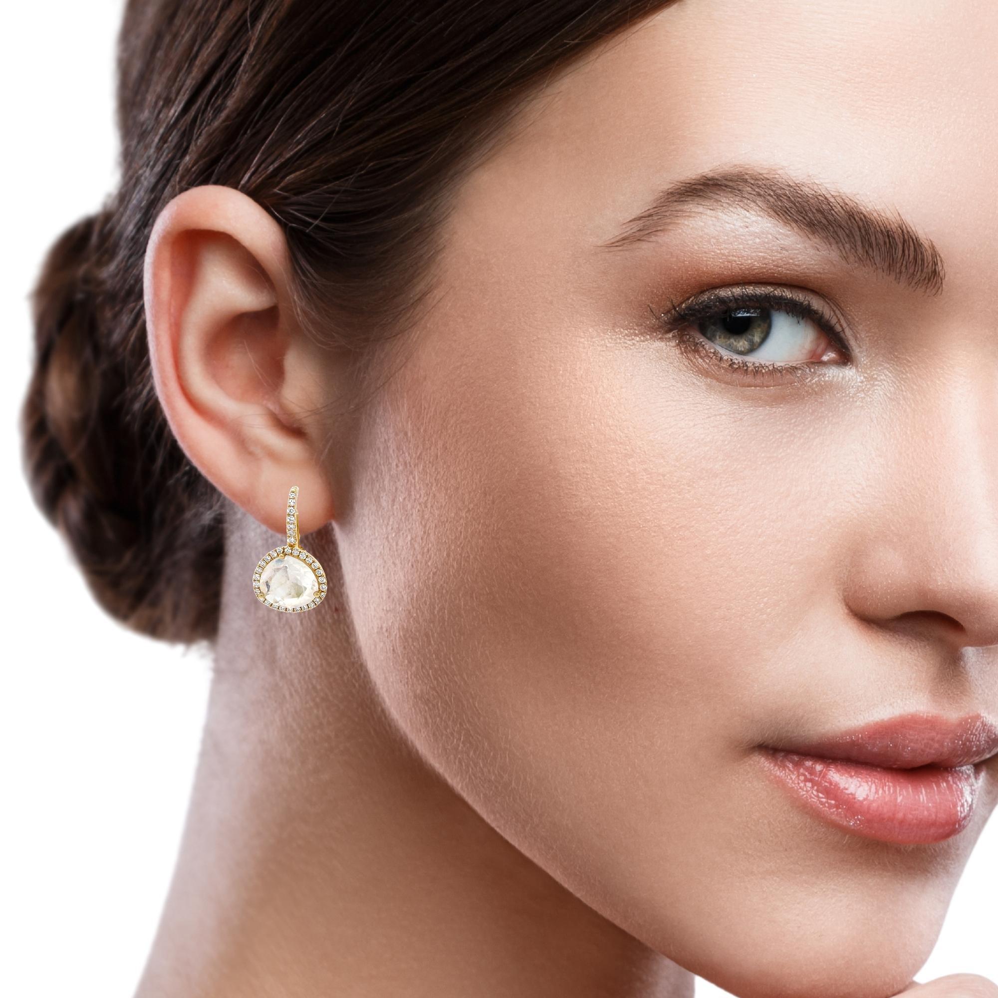 Pendientes de gota de oro amarillo con halo de diamantes y piedra lunar facetada en venta 3