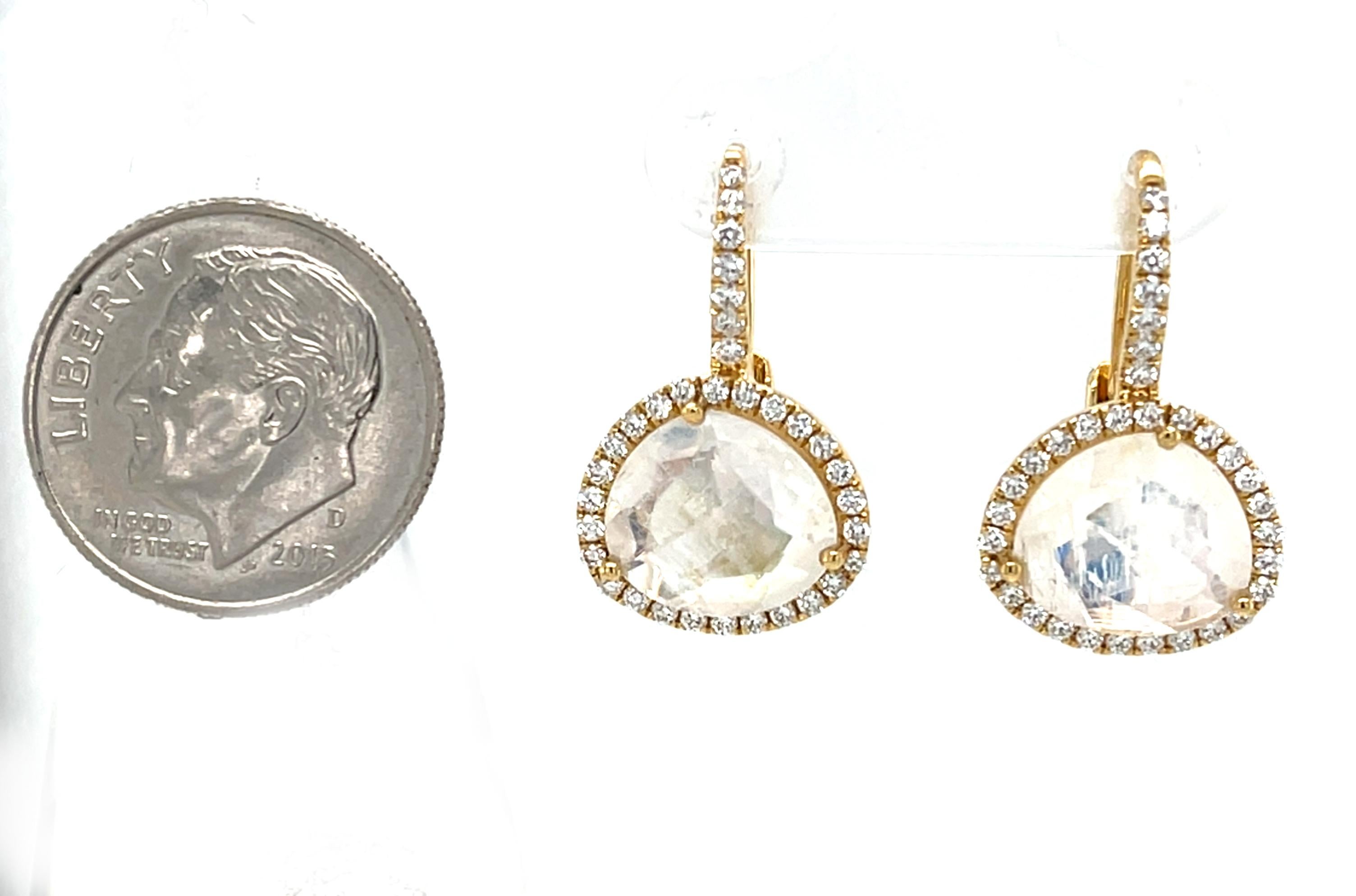 Pendientes de gota de oro amarillo con halo de diamantes y piedra lunar facetada en venta 2