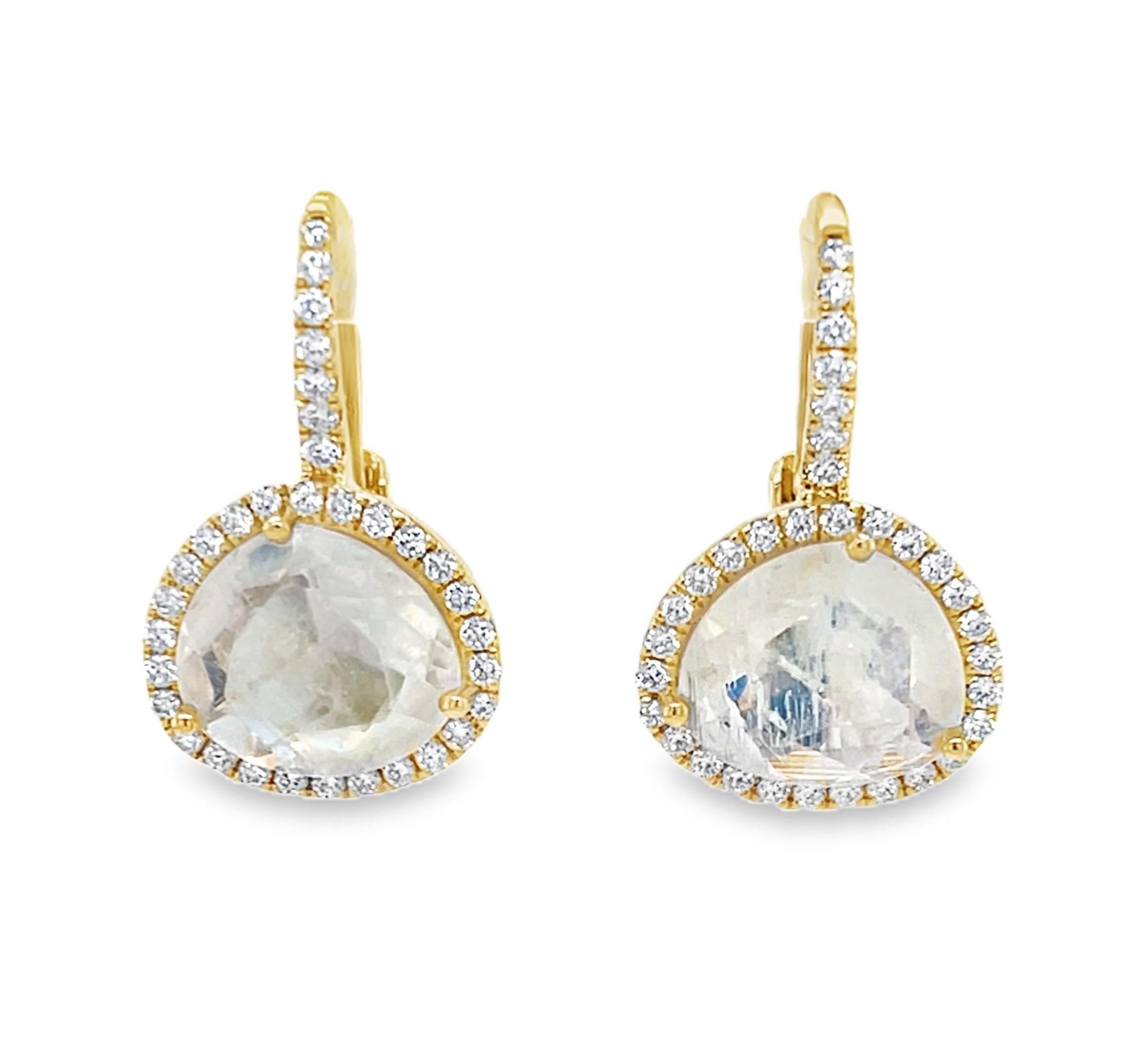 Estos elegantes pendientes gota presentan piedras lunares nacaradas rodeadas de halos de diamantes elaborados en oro amarillo de 18 quilates. Las piedras lunares se han tallado en facetas -un estilo de tallado muy singular para la piedra lunar-, lo